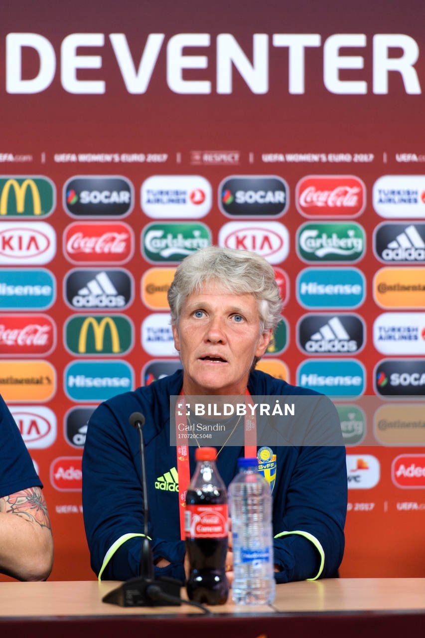 Förbundskapten Pia Sundhage på en presskonferens med det