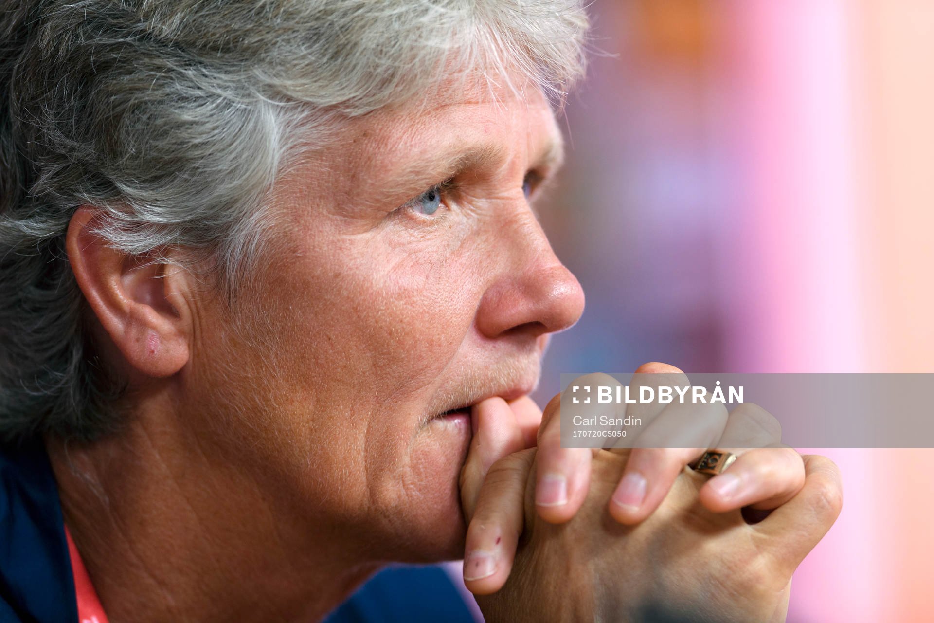 Förbundskapten Pia Sundhage på en presskonferens med det