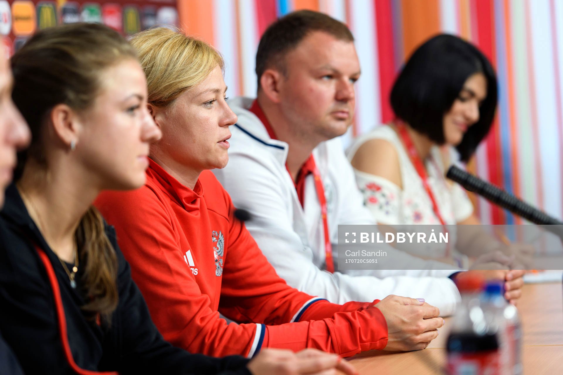 Förbundskapten Jelena Fomina på en presskonferens med det