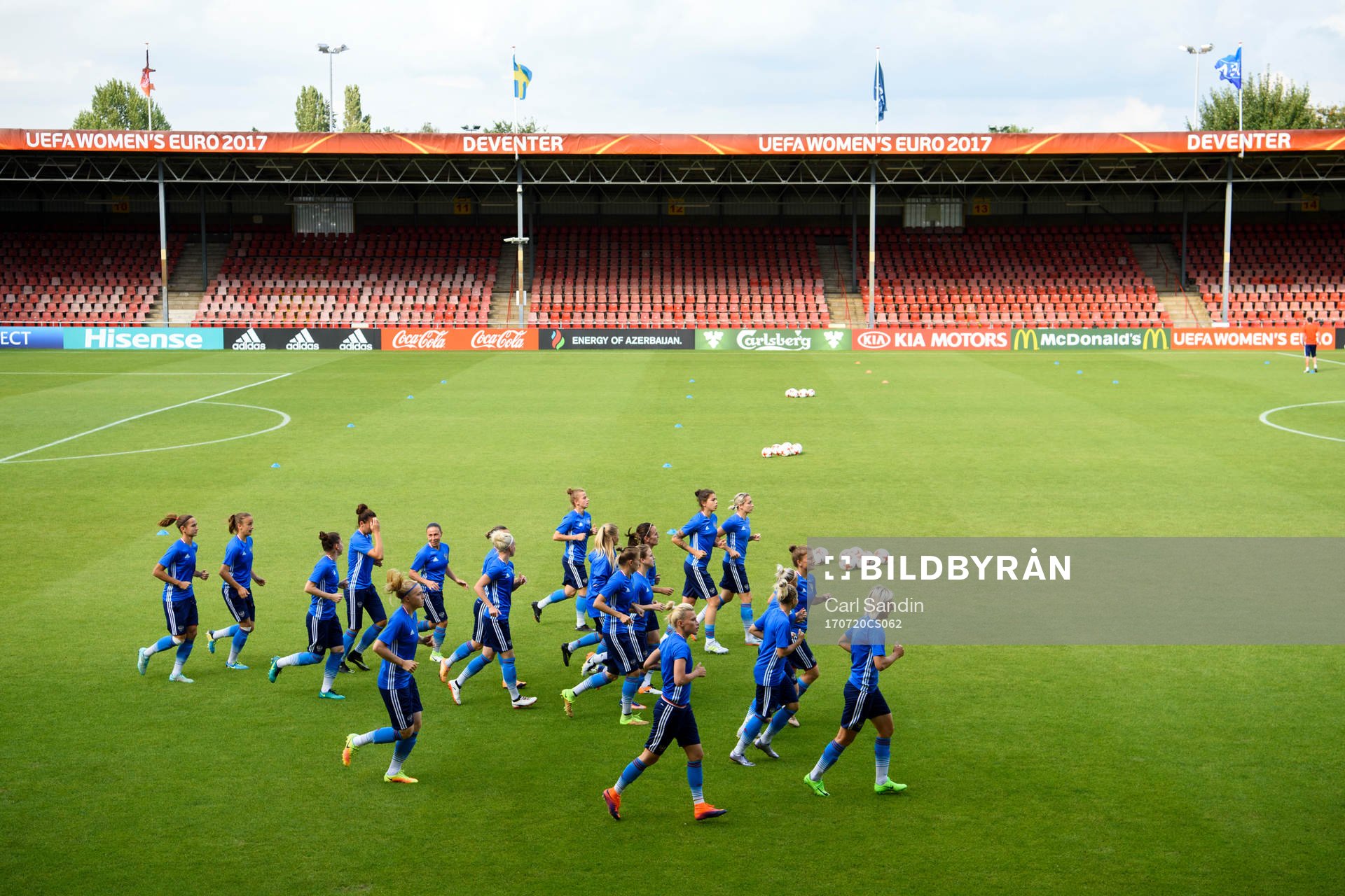 Spelarna värmer upp på arenan innan en träning med det ryska landslaget under dag 5 av fotbolls-EM den 20 juli 2017 i Deventer.