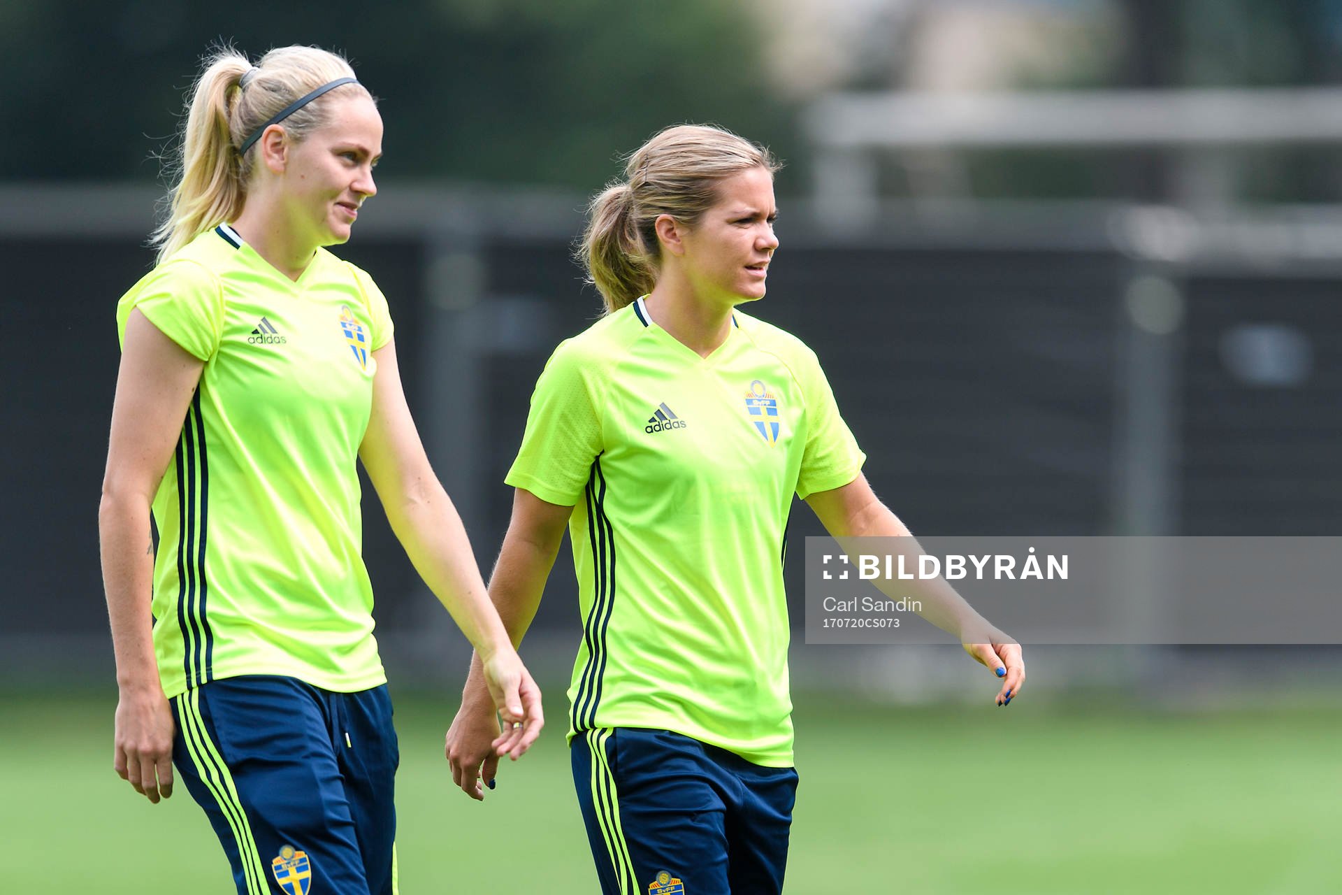 Lisa Dahlkvist och Hanna Folkesson på en träning med det