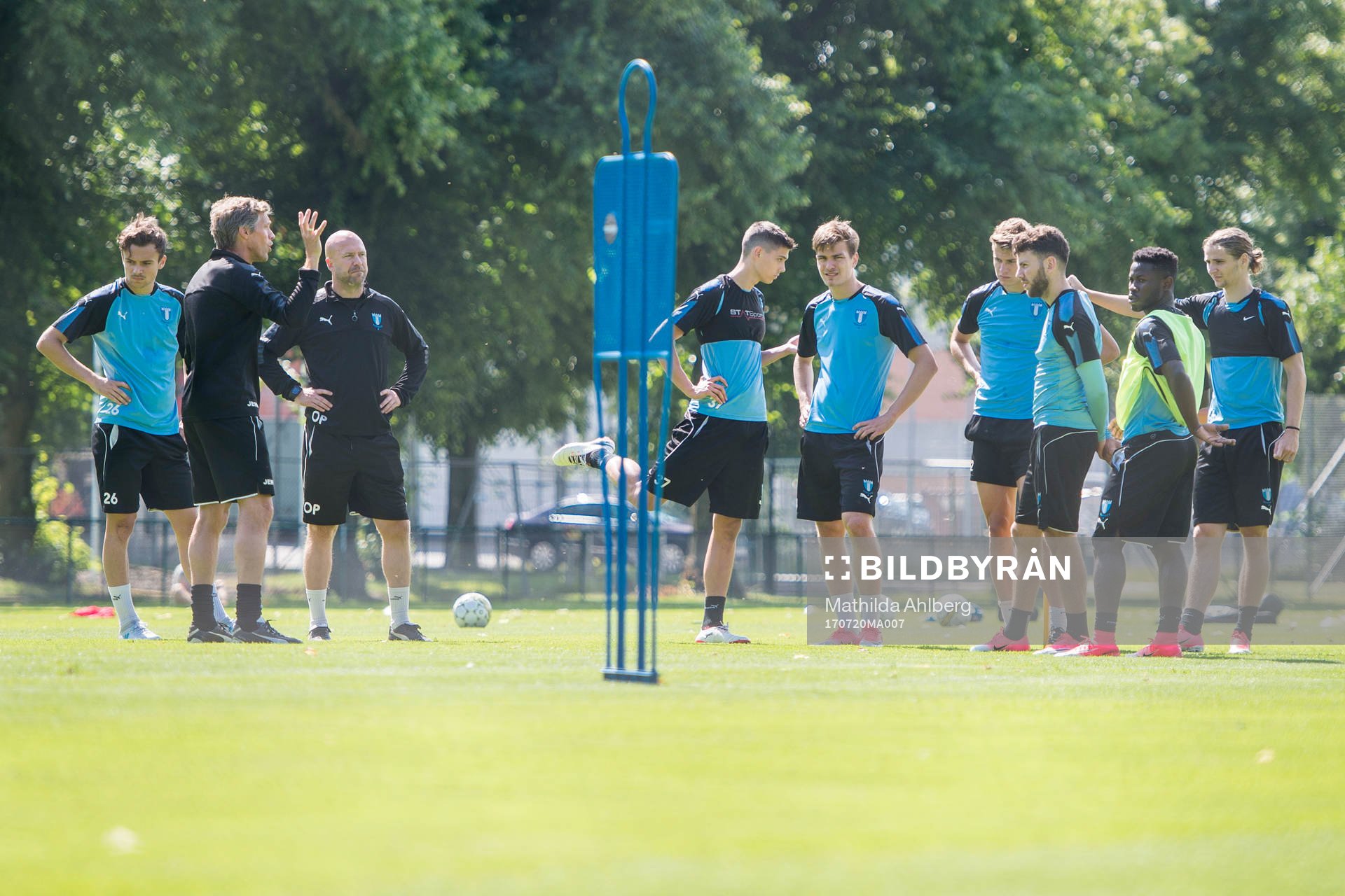 Malmö FFs spelare lyssnar på instruktioner från