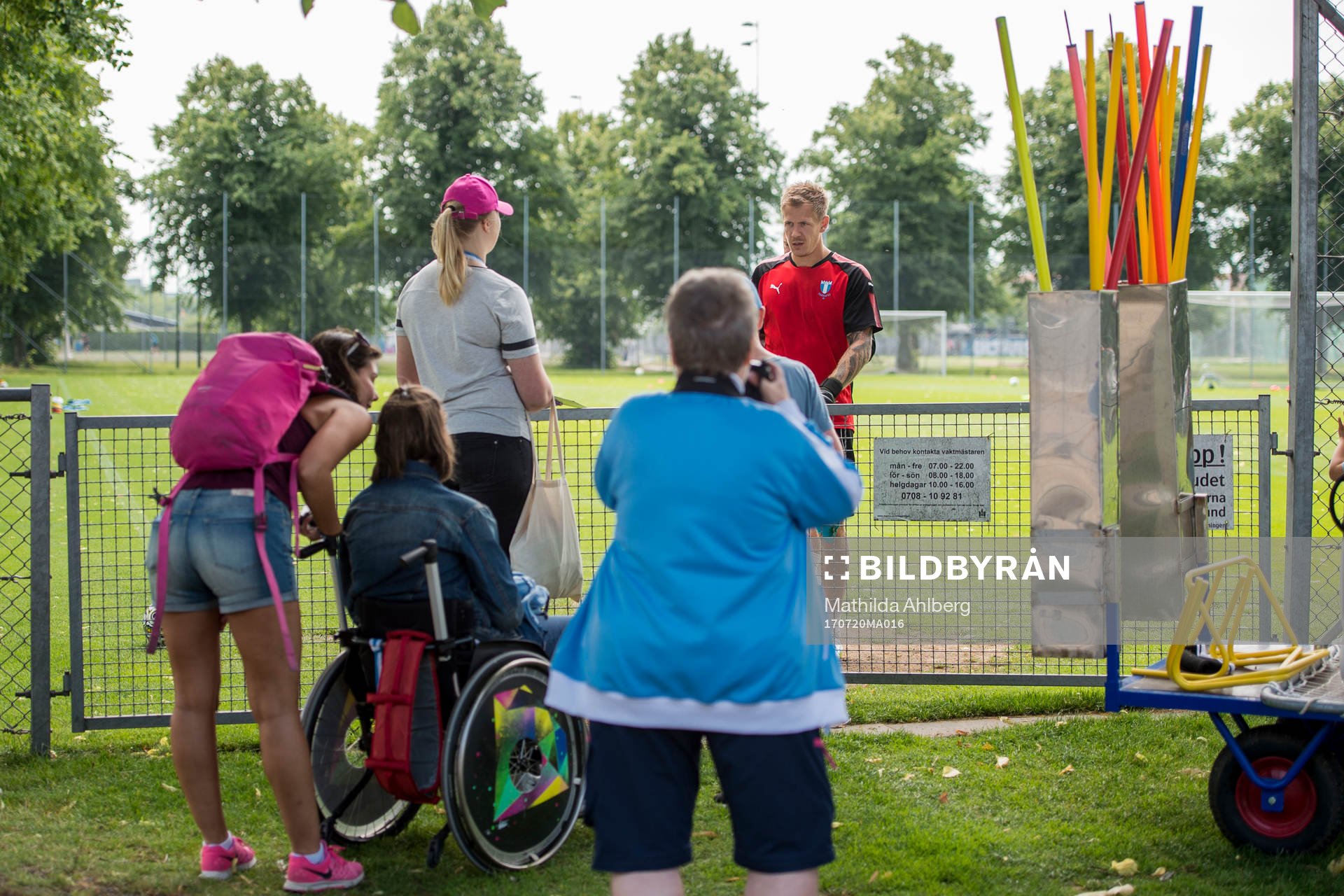 Åskådare väntar på autografer av Malmö FFs Johan Dahlin