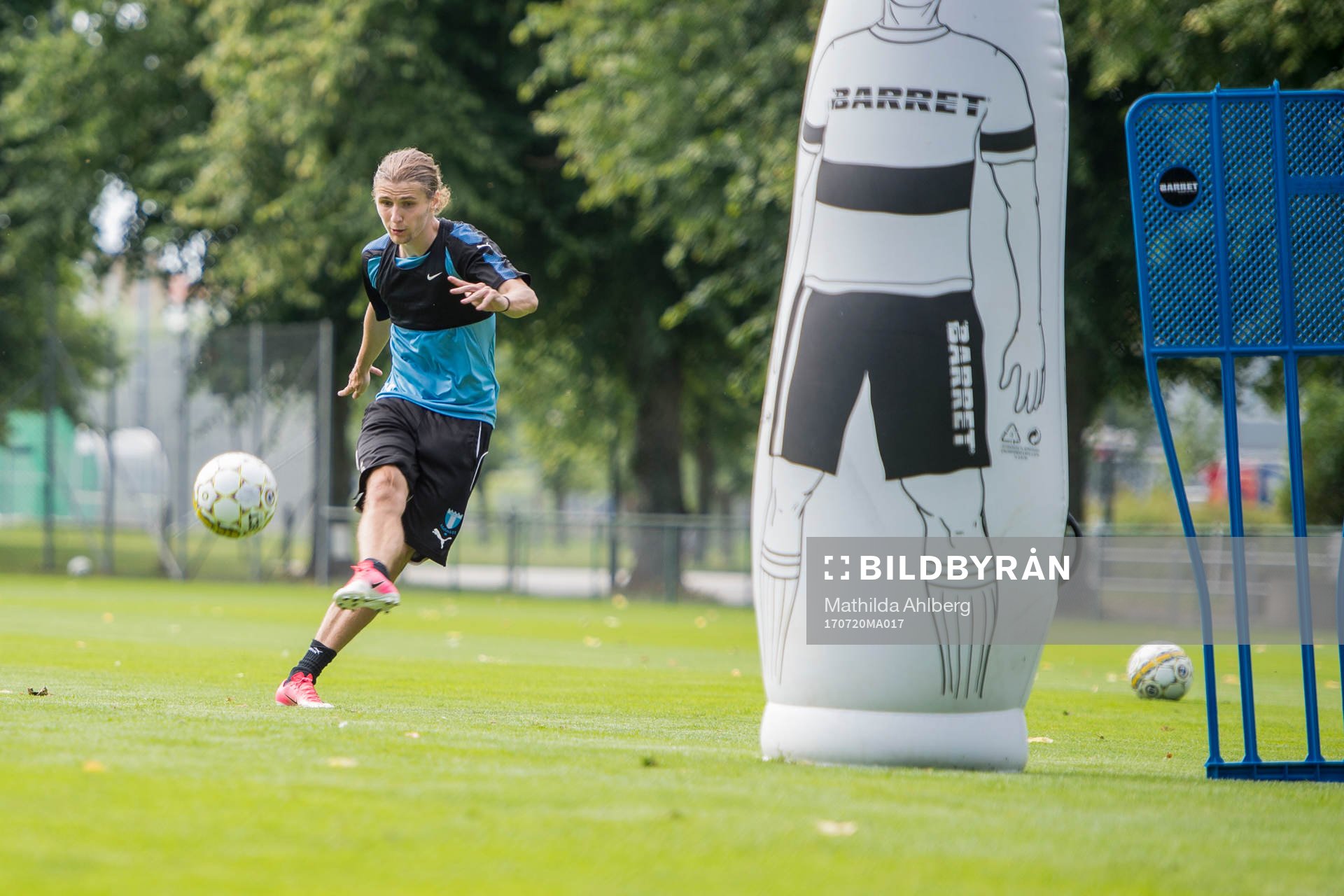 Malmö FFs Pawel Cibicki tränar frisparkar