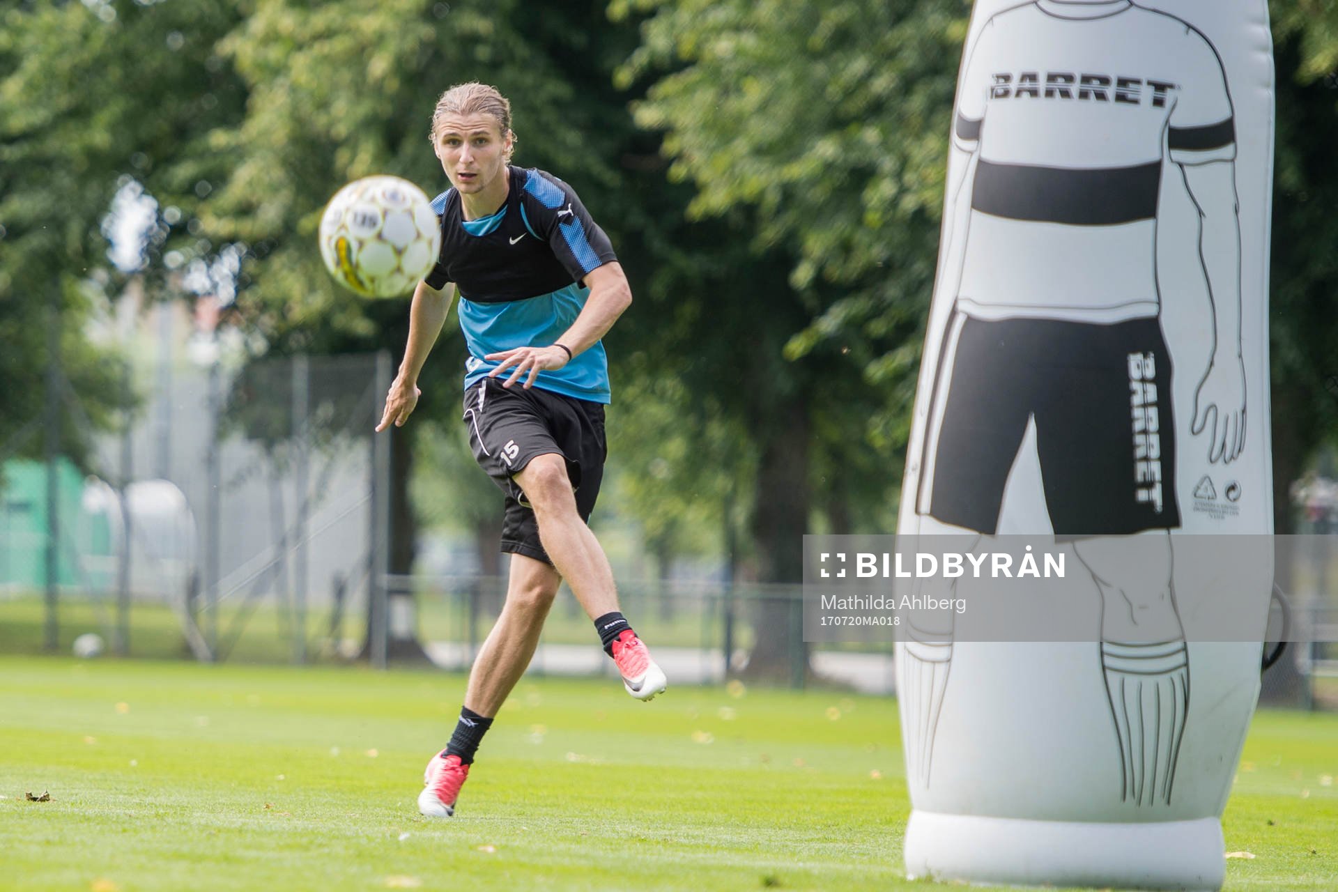 Malmö FFs Pawel Cibicki tränar frisparkar efter en fotbollsträning med Malmö FF den 20 juli 2017 i Malmö.