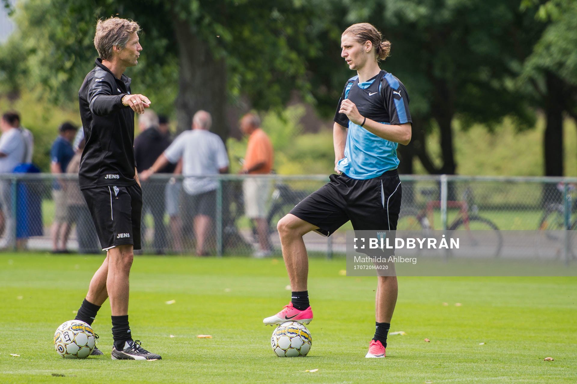Malmö FFs assisterande tränare Jens Fjellström och Pawel Cibicki under en fotbollsträning med Malmö FF den 20 juli 2017 i Malmö.