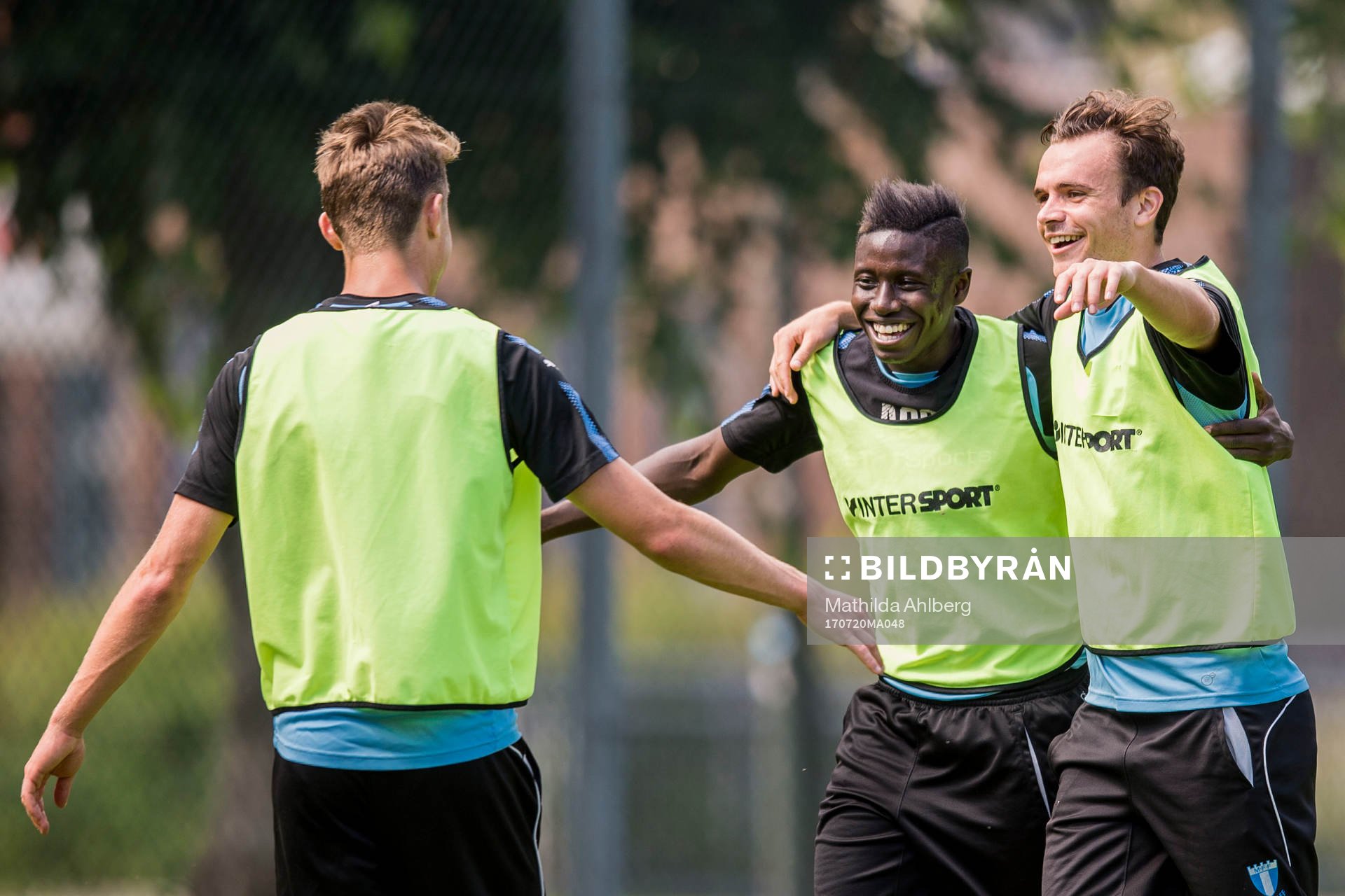 Malmö FFs Pa Konate och Andreas Vindheim jublar under en fotbollsträning med Malmö FF den 20 juli 2017 i Malmö.