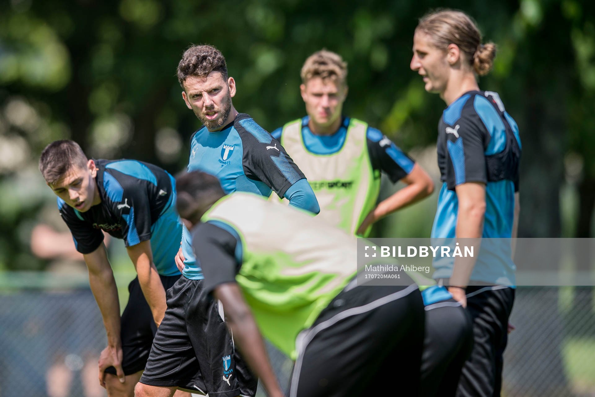 Malmö FFs Erdal Rakip (v) tittar på Pawel Cibicki