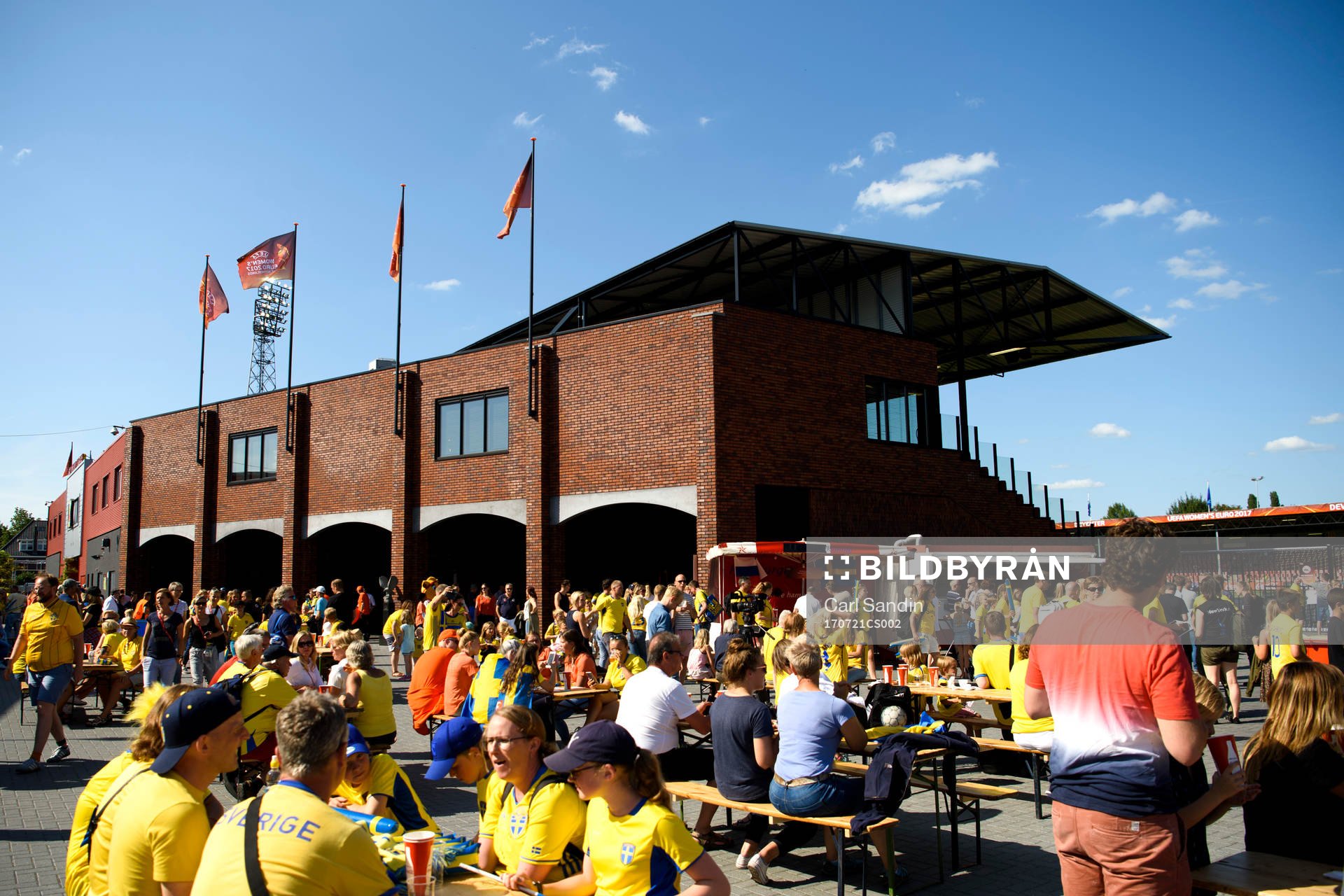 Svenska supportrar utanför arenan innan matchen mellan
