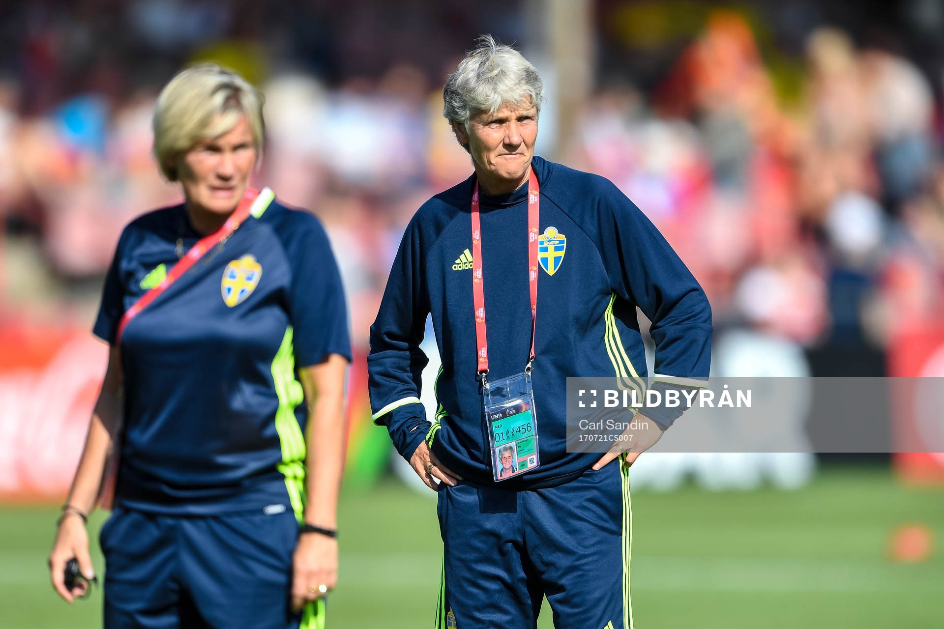Sveriges assisterande förbundskapten Lilie Persson och förbundskapten Pia Sundhage före matchen mellan Sverige och Ryssland under dag 6 av fotbolls-EM den 21 juli 2017 i Deventer.