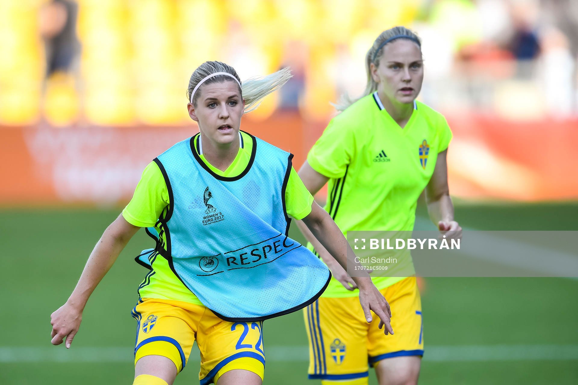 Sveriges Olivia Schough och Lisa Dahlkvist före matchen