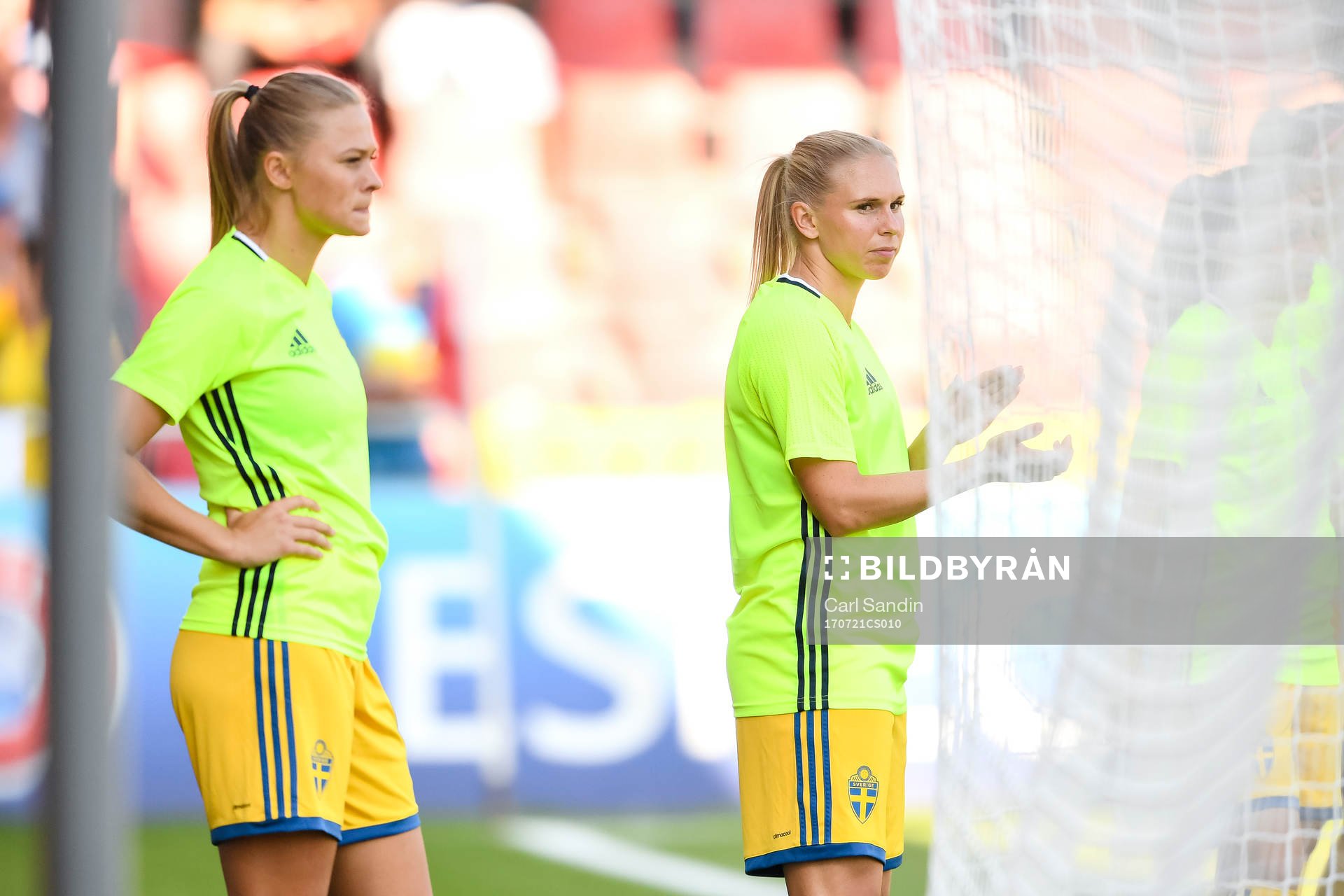 Sveriges Fridolina Rolfö och Jonna Andersson före matchen