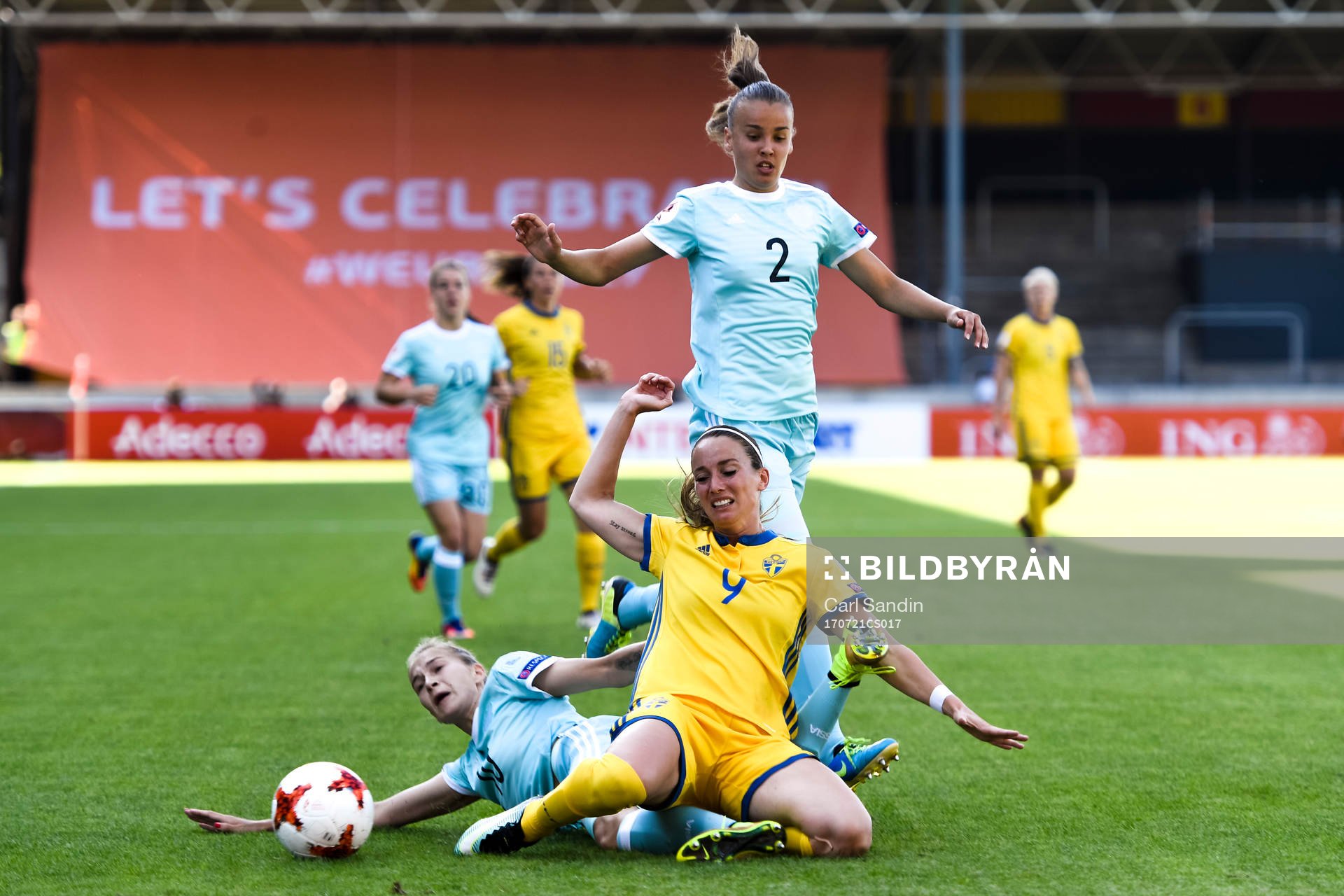 Rysslands Nadezjda Smirnova och Natalja Solodkaja i kamp med Sveriges Kosovare Asllani i matchen mellan Sverige och Ryssland under dag 6 av fotbolls-EM den 21 juli 2017 i Deventer.