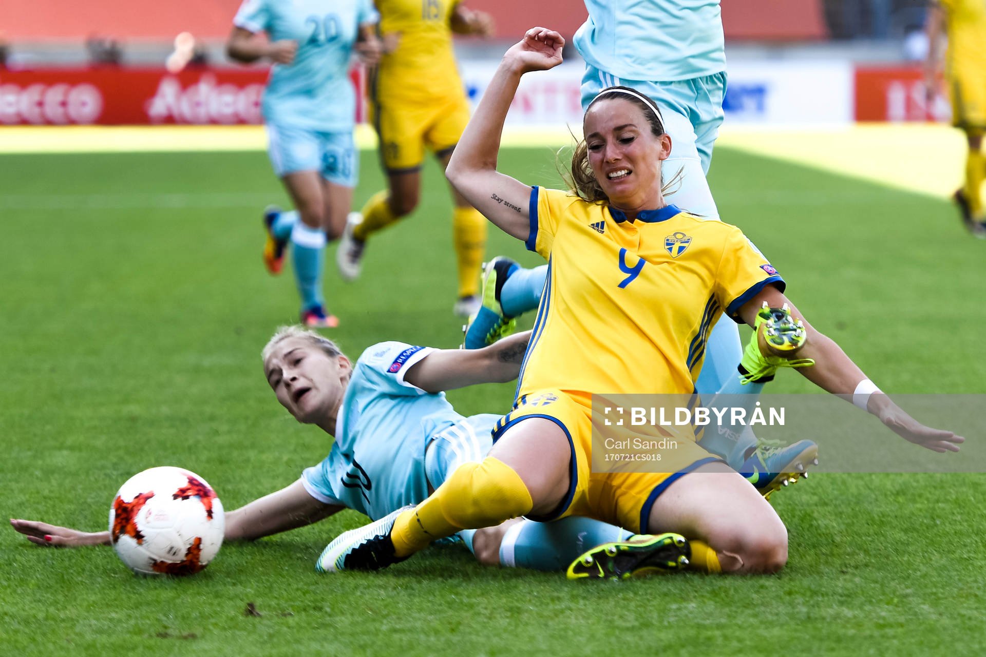 Rysslands Nadezjda Smirnova och Sveriges Kosovare Asllani i matchen mellan Sverige och Ryssland under dag 6 av fotbolls-EM den 21 juli 2017 i Deventer.