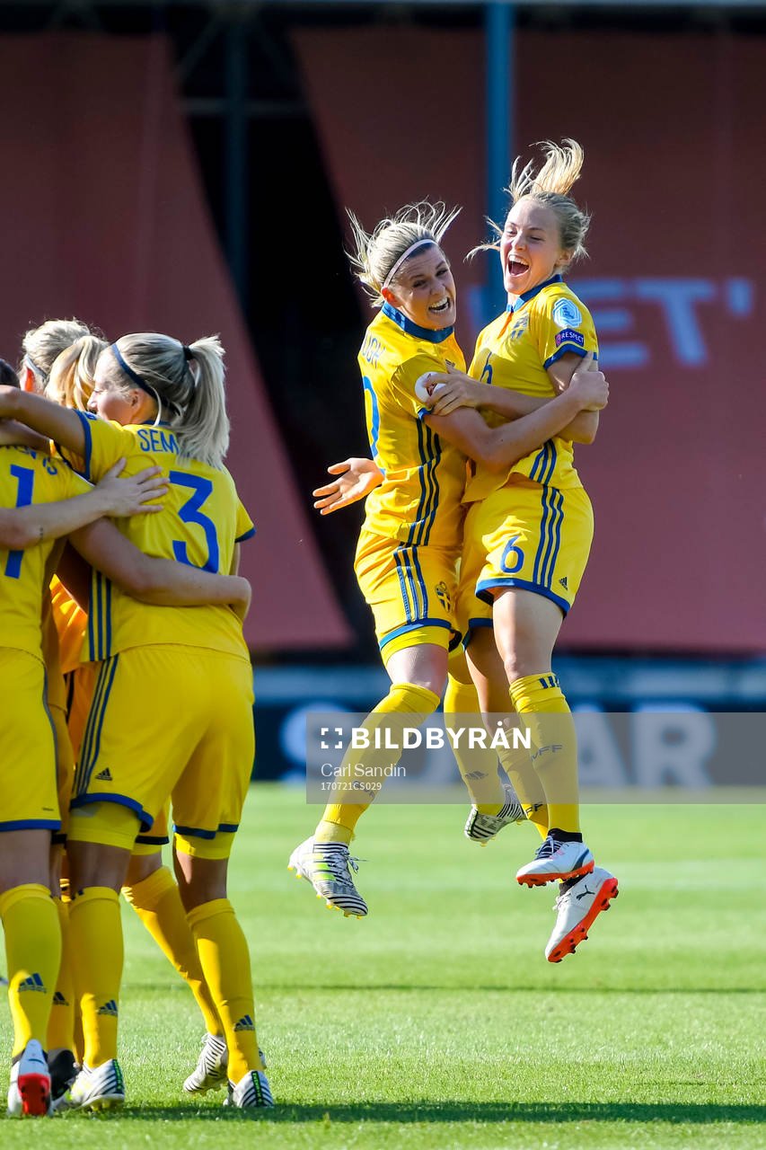 Sveriges Olivia Schough och Magdalena Eriksson  jublar