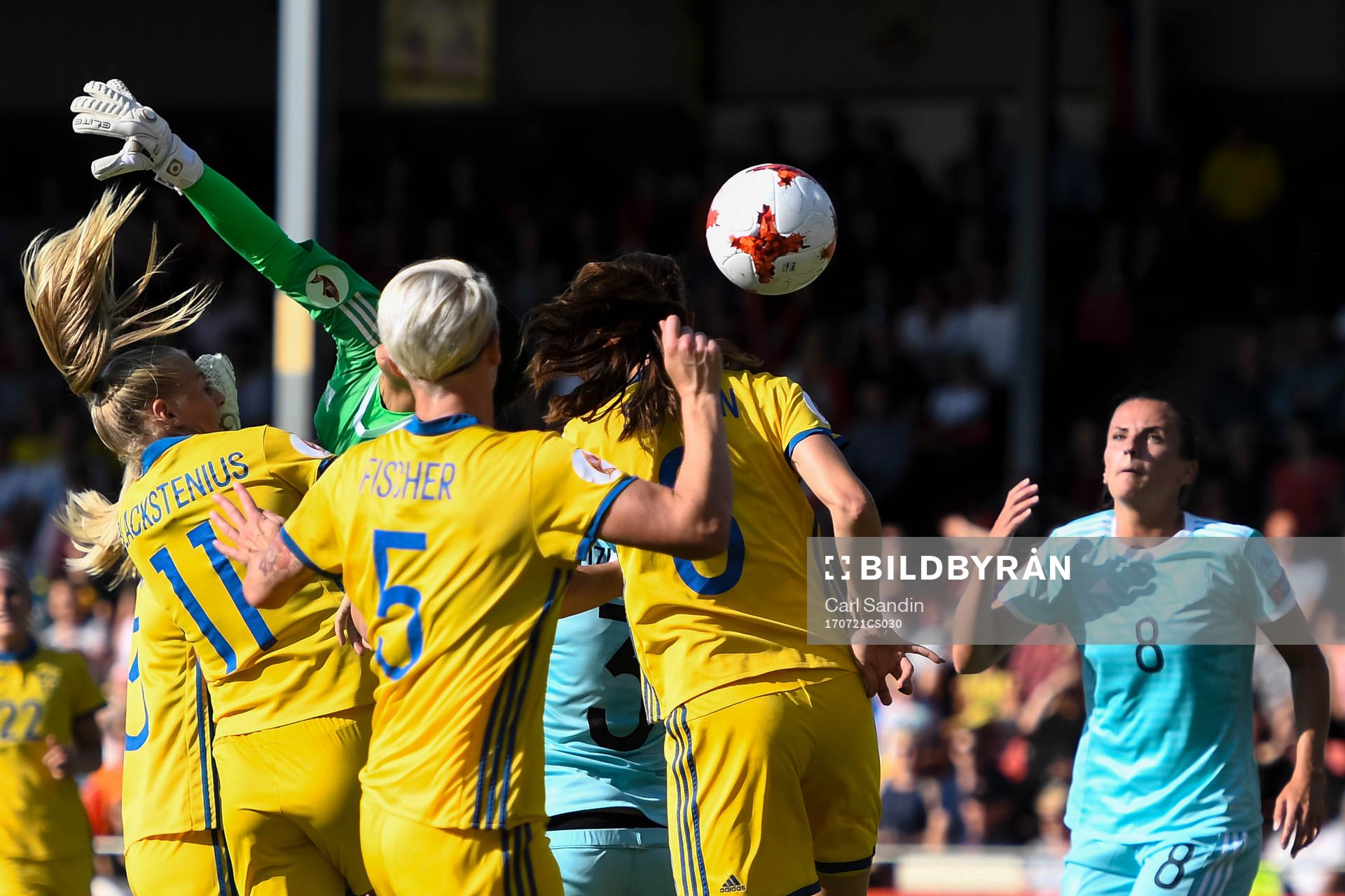 Sveriges Lotta Schelin gör 1-0  i matchen mellan Sverige