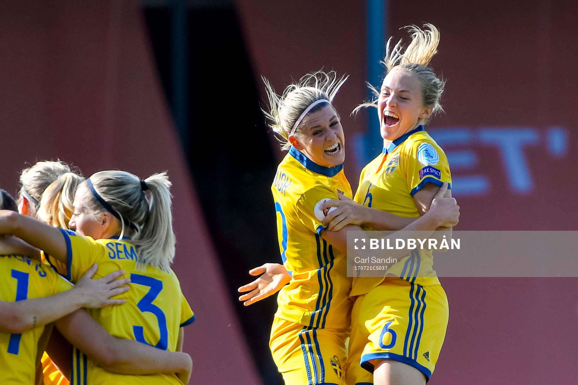 Sveriges Olivia Schough och Magdalena Eriksson jublar efter 1-0 av Lotta Schelin i matchen mellan Sverige och Ryssland under dag 6 av fotbolls-EM den 21 juli 2017 i Deventer.