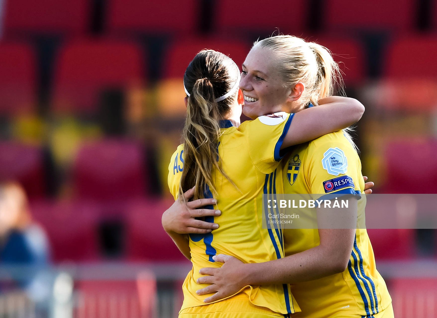 Sveriges Kosovare Asllani och  Stina Blackstenius jublar