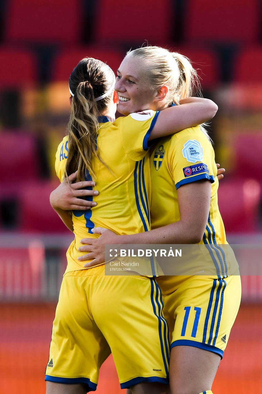 Sveriges Kosovare Asllani och  Stina Blackstenius jublar