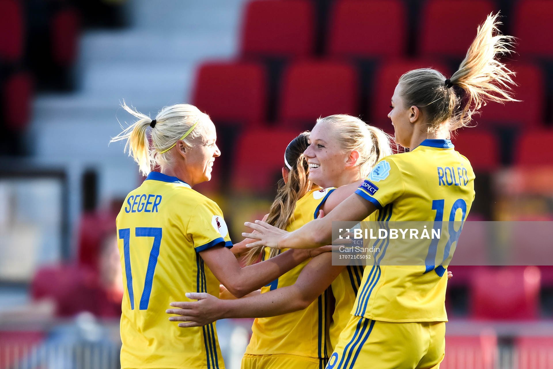 Sveriges Caroline Seger , Stina Blackstenius och Fridolina Rolfö jublar efter 2-0 i matchen mellan Sverige och Ryssland under dag 6 av fotbolls-EM den 21 juli 2017 i Deventer.