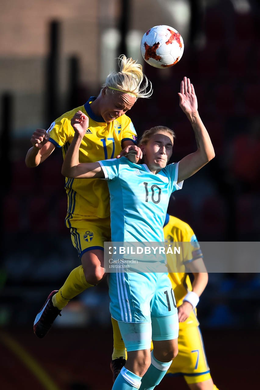 Sveriges Caroline Seger och Rysslands Nadezjda Smirnova i matchen mellan Sverige och Ryssland under dag 6 av fotbolls-EM den 21 juli 2017 i Deventer.