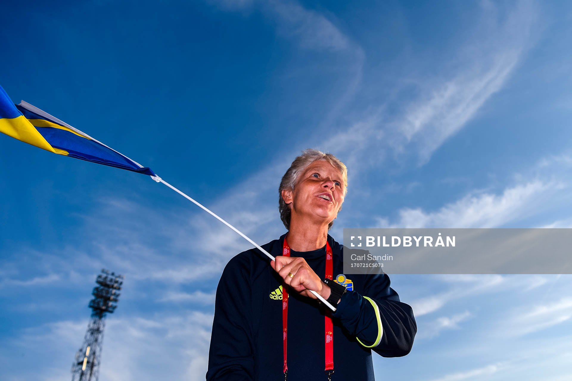 Sveriges förbundskapten Pia Sundhage jublar med en flagga