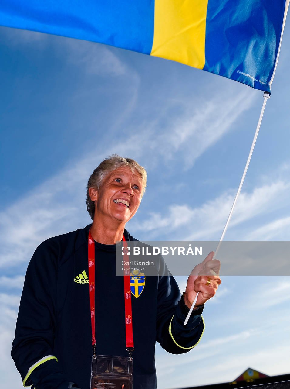Sveriges förbundskapten Pia Sundhage jublar med en flagga