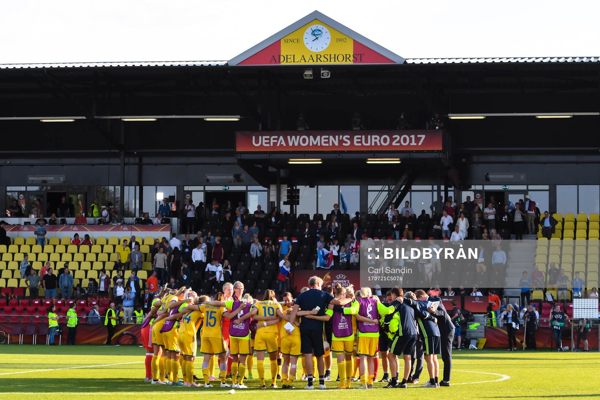 Sveriges spelare samlade efter  matchen mellan Sverige och Ryssland under dag 6 av fotbolls-EM den 21 juli 2017 i Deventer.