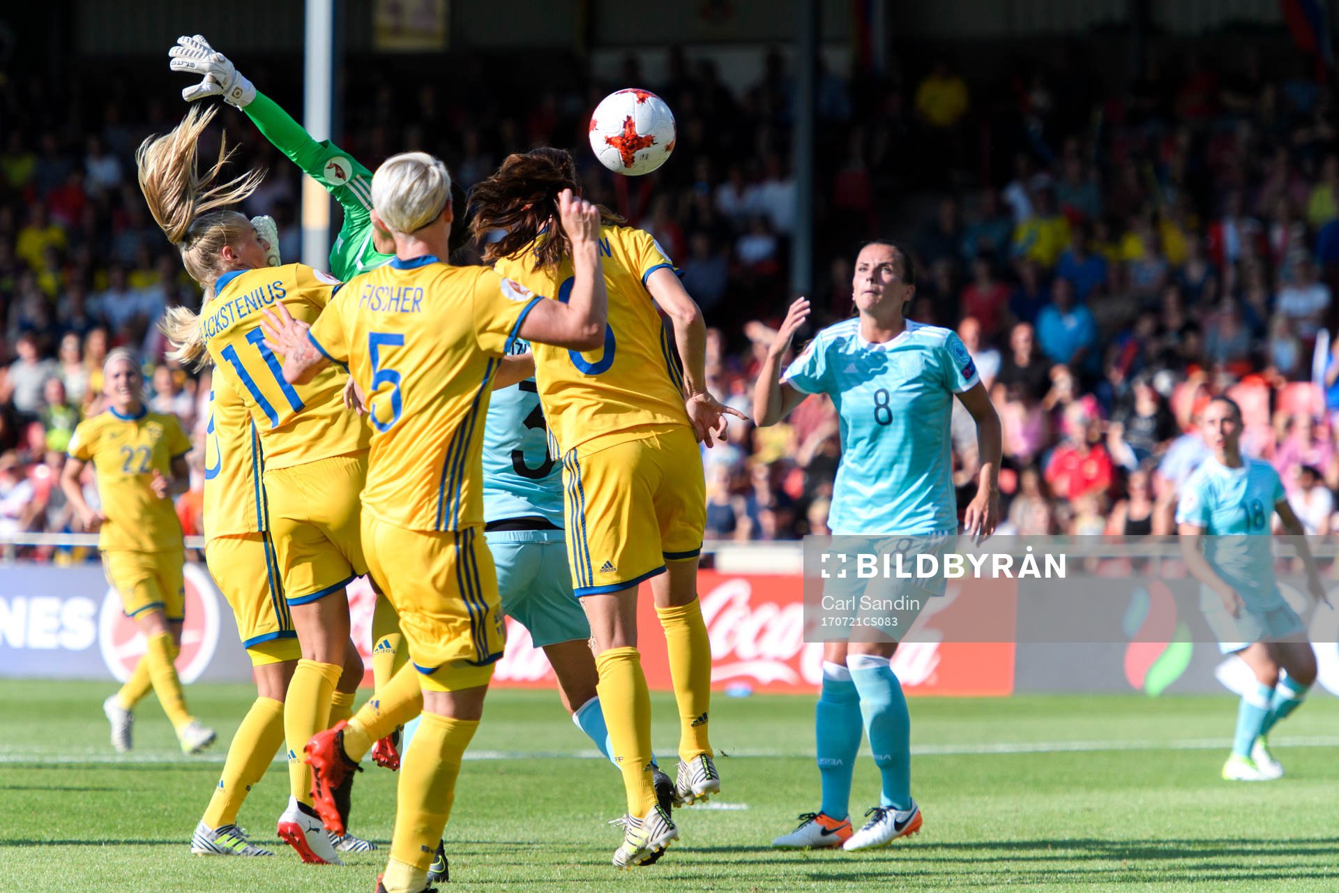 Sveriges Lotta Schelin nickar bollen till 1-0, och är