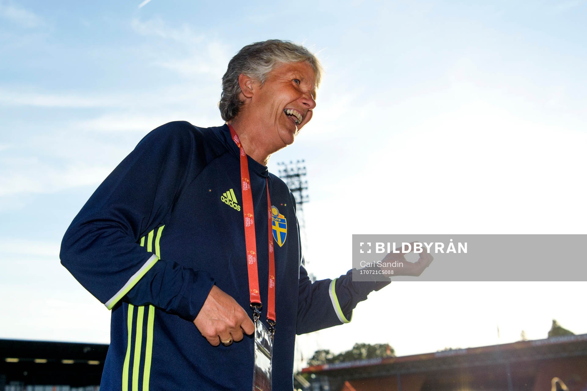 Sveriges förbundskapten Pia Sundhage jublar och spelar