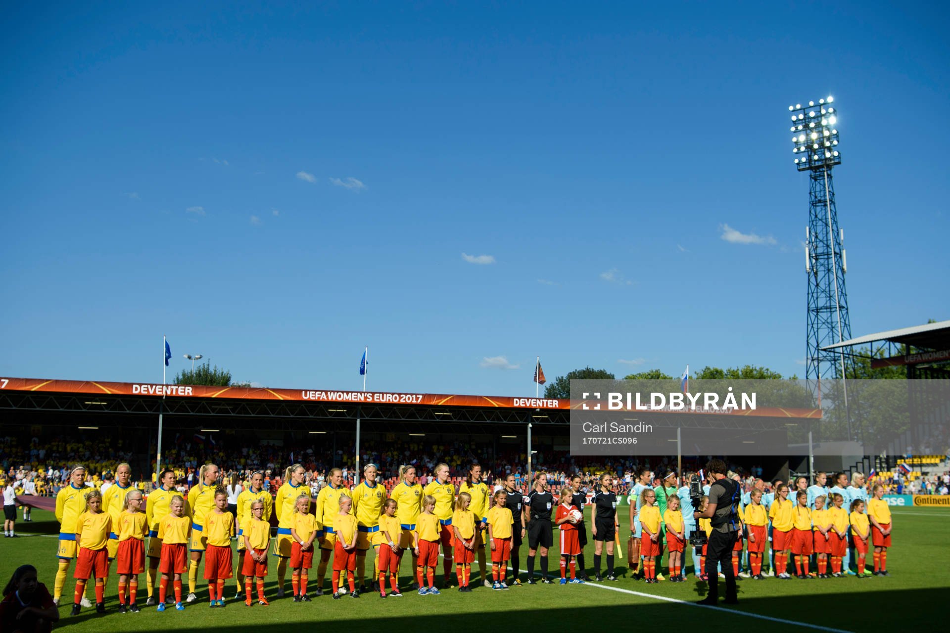 Sveriges och Rysslands spelare vid lineup innan matchen