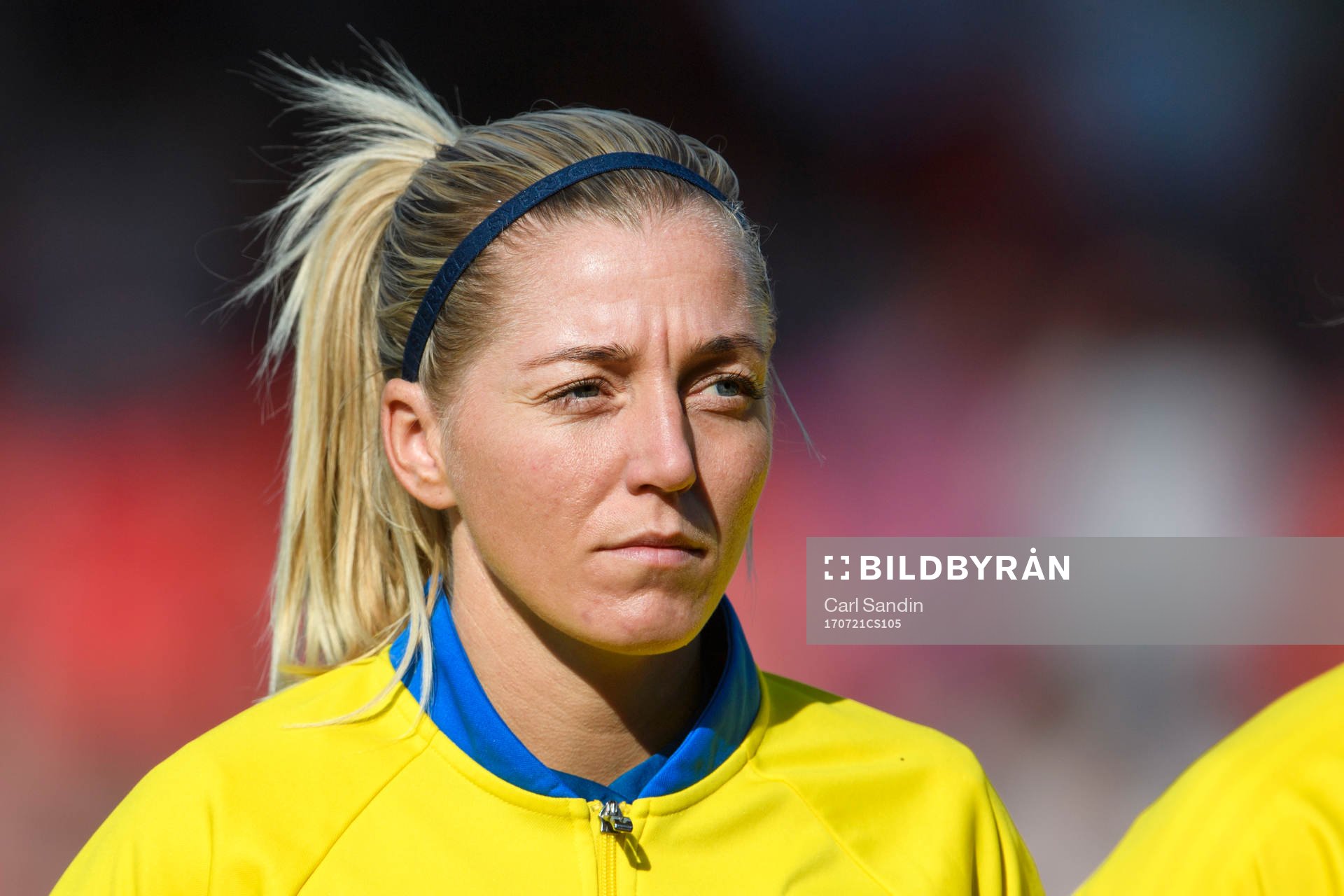 Sveriges Linda Sembrant vid linup innan matchen mellan