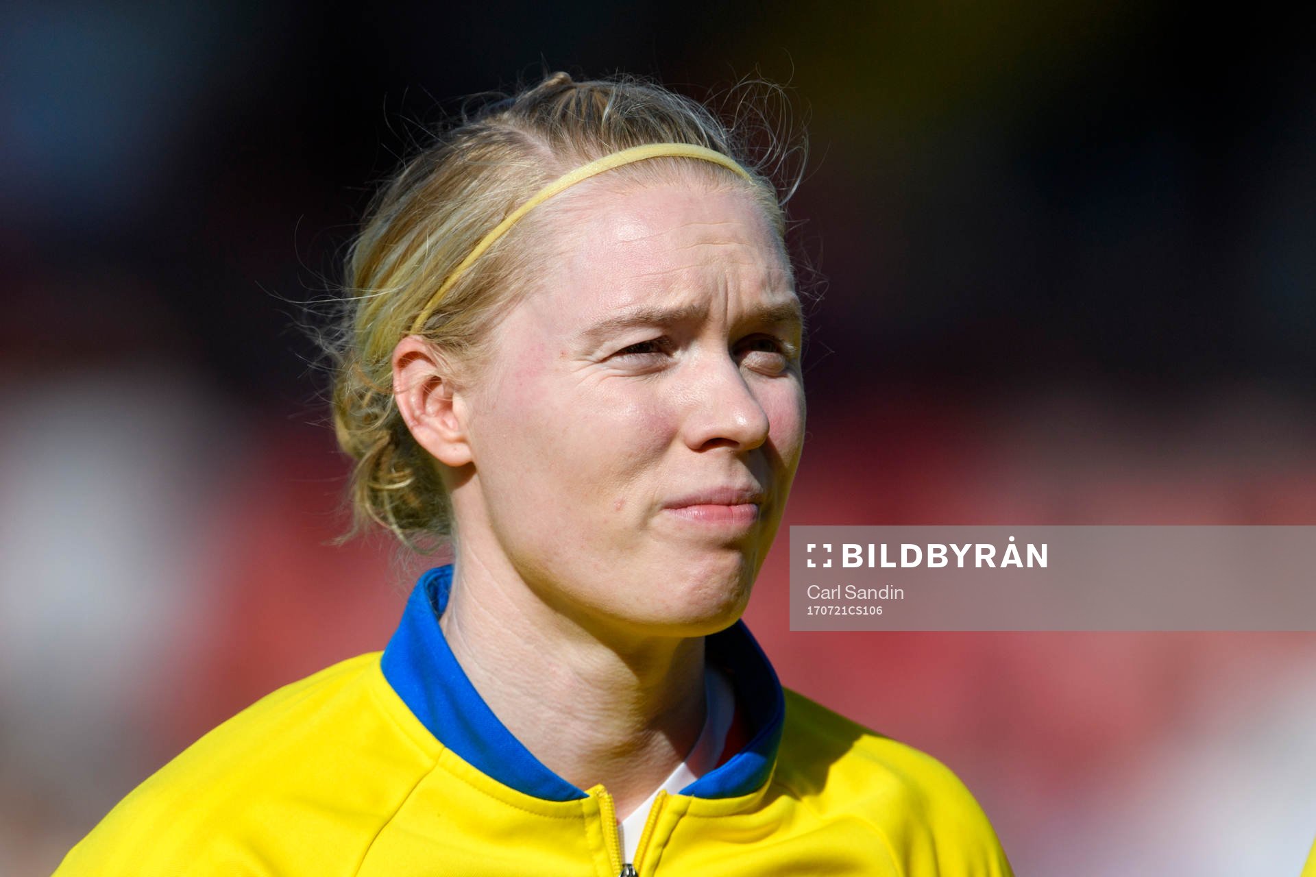 Sveriges målvakt Hedvig Lindahl vid linup innan matchen