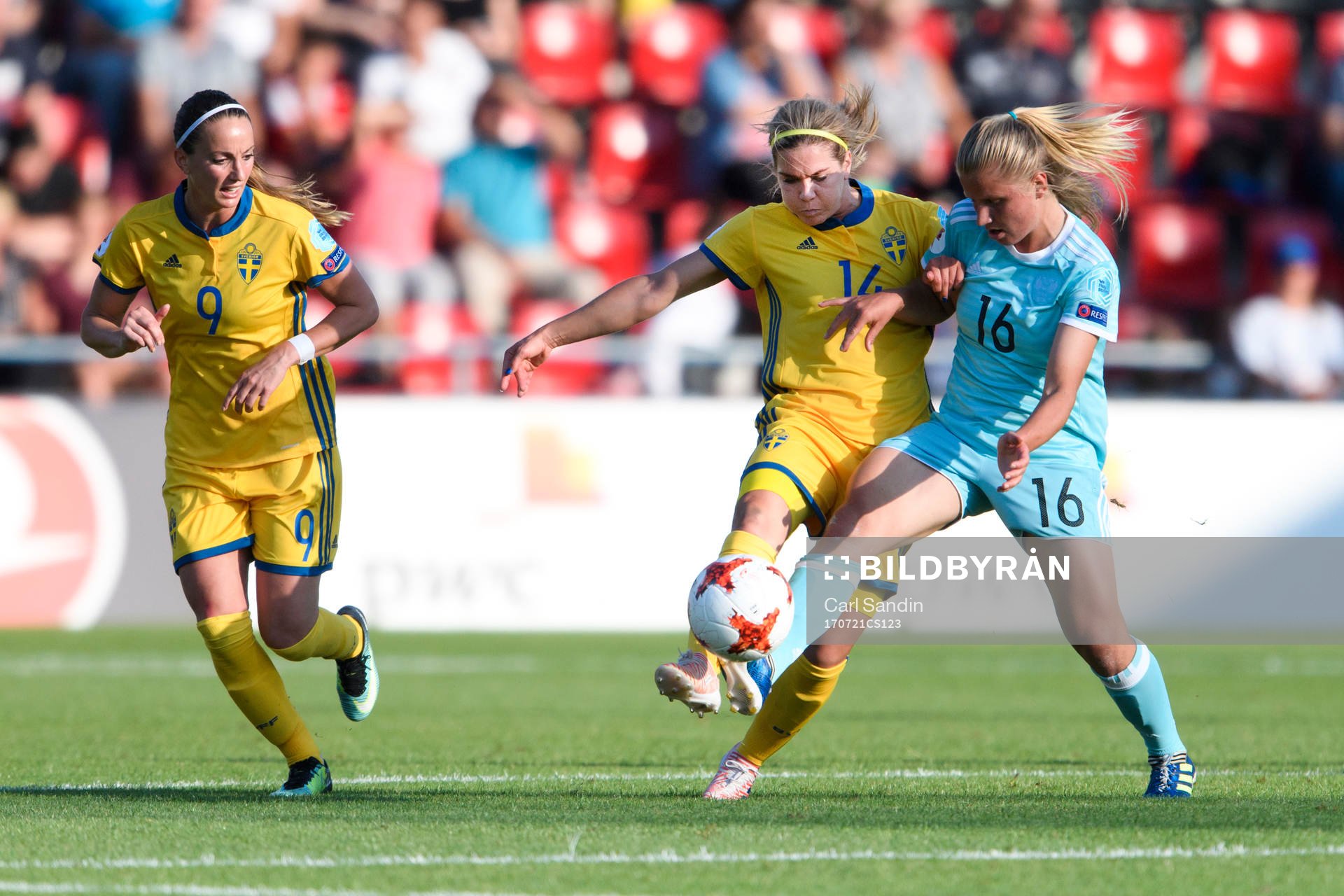 Sveriges Kosovare Asllani och Hanna Folkesson som är