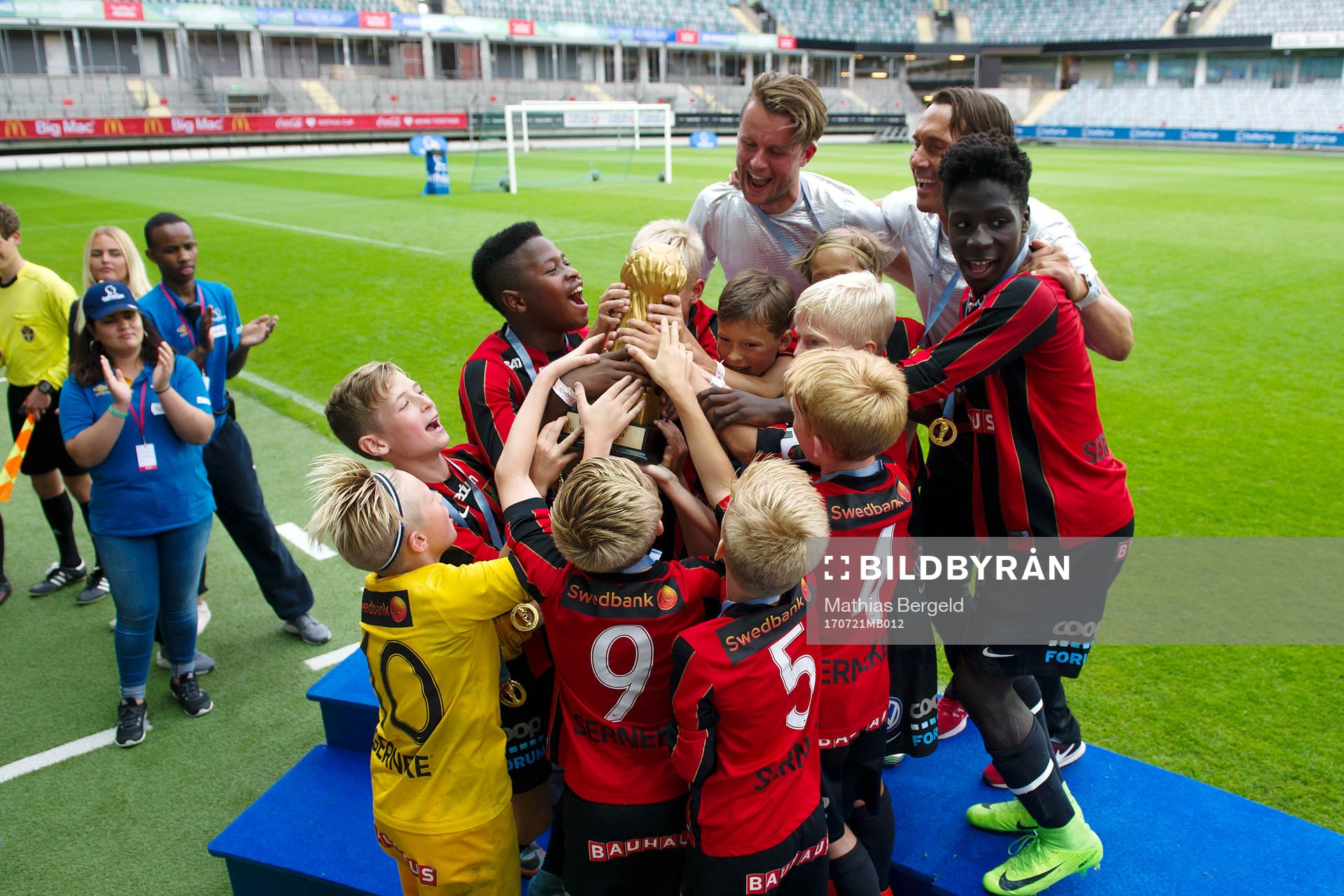 Brommapojkarnas spelare jublar med pokalen