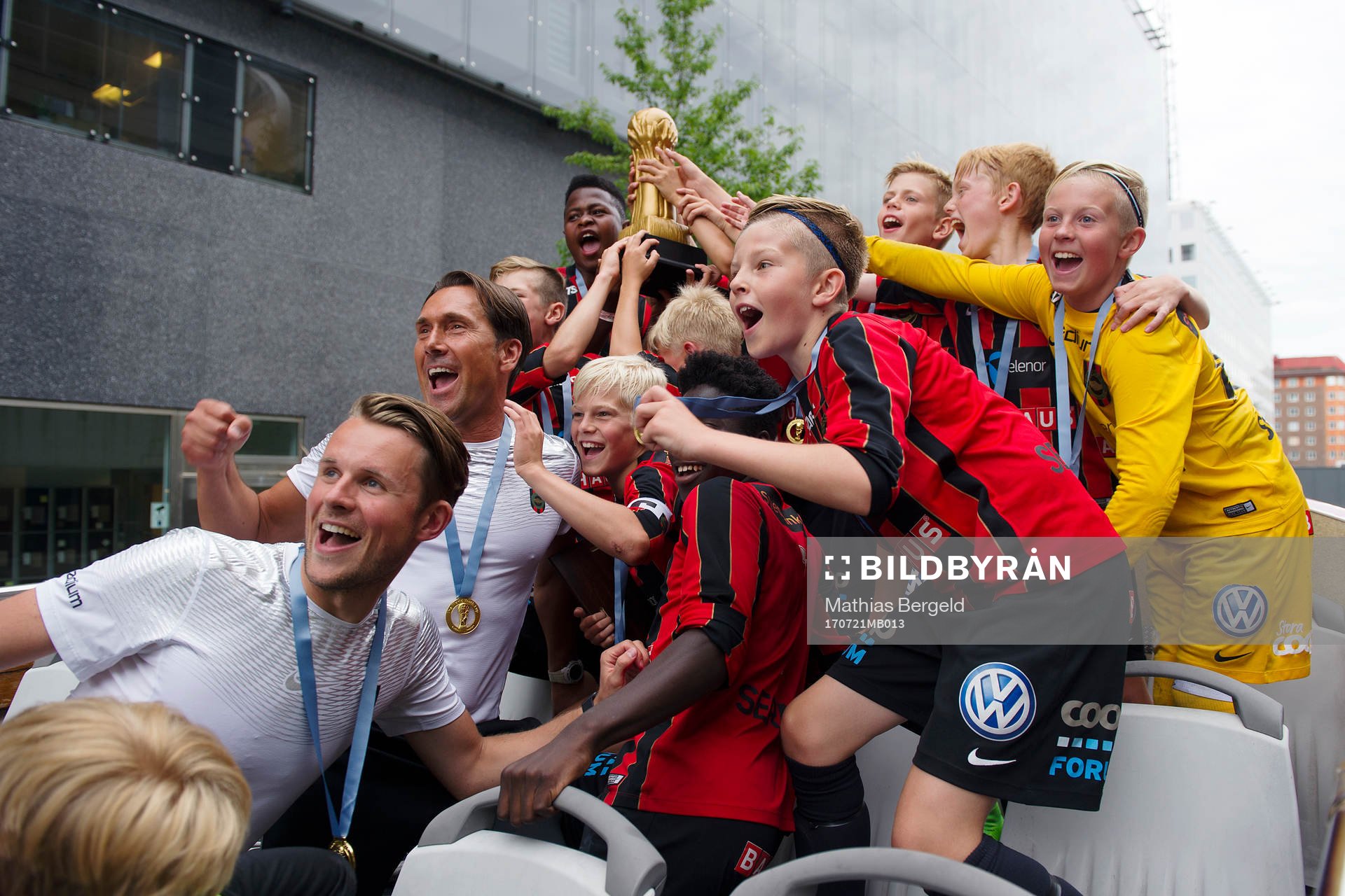 Brommapojkarnas spelare jublar på vinnarbussen
