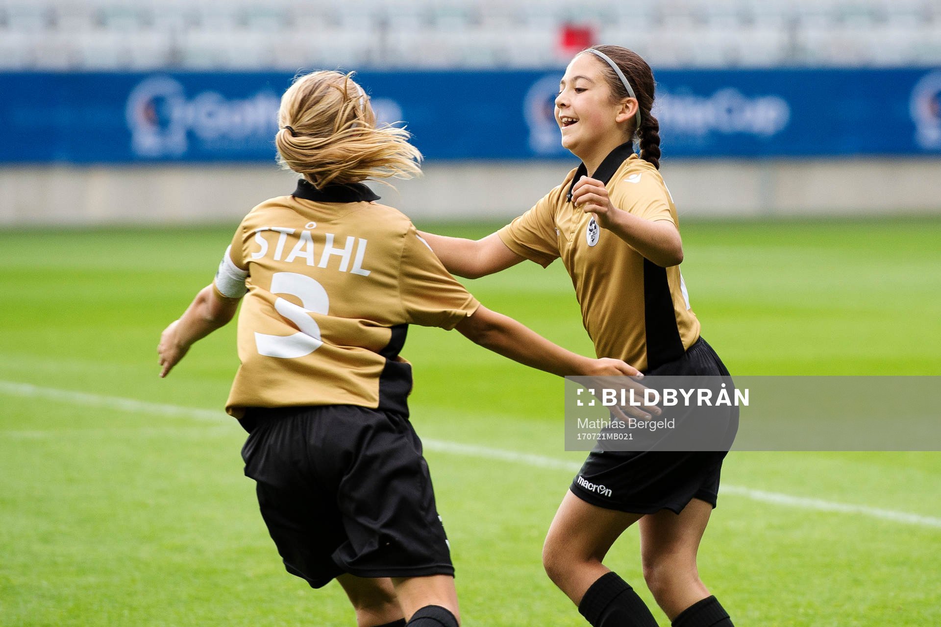 Boo IS Greta Ståhl jublar med målskytten till 6-1