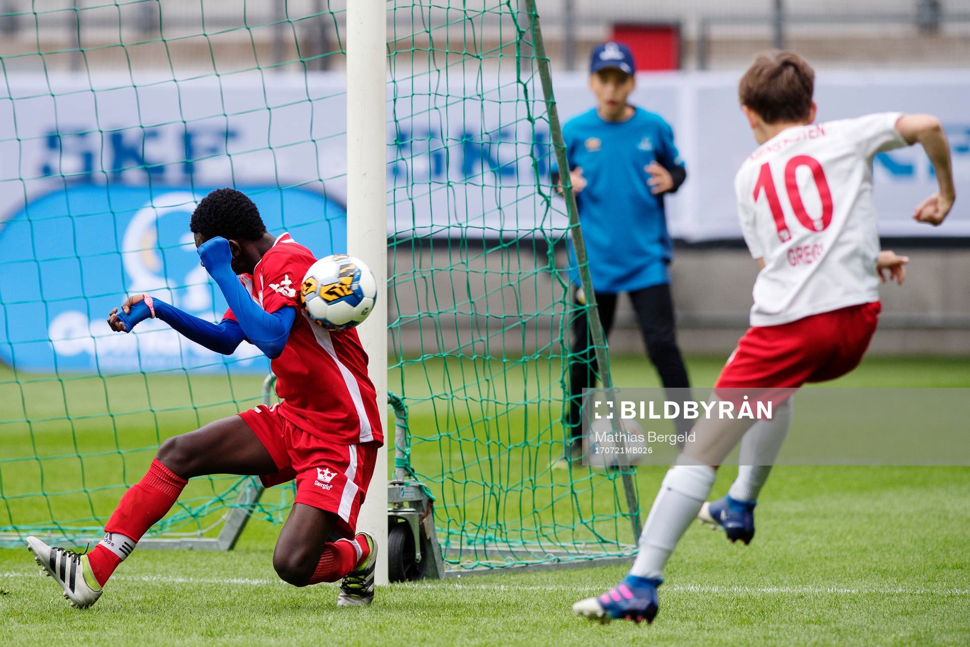 Lizzy Footballs Boateng Elijah räddar ett skott från