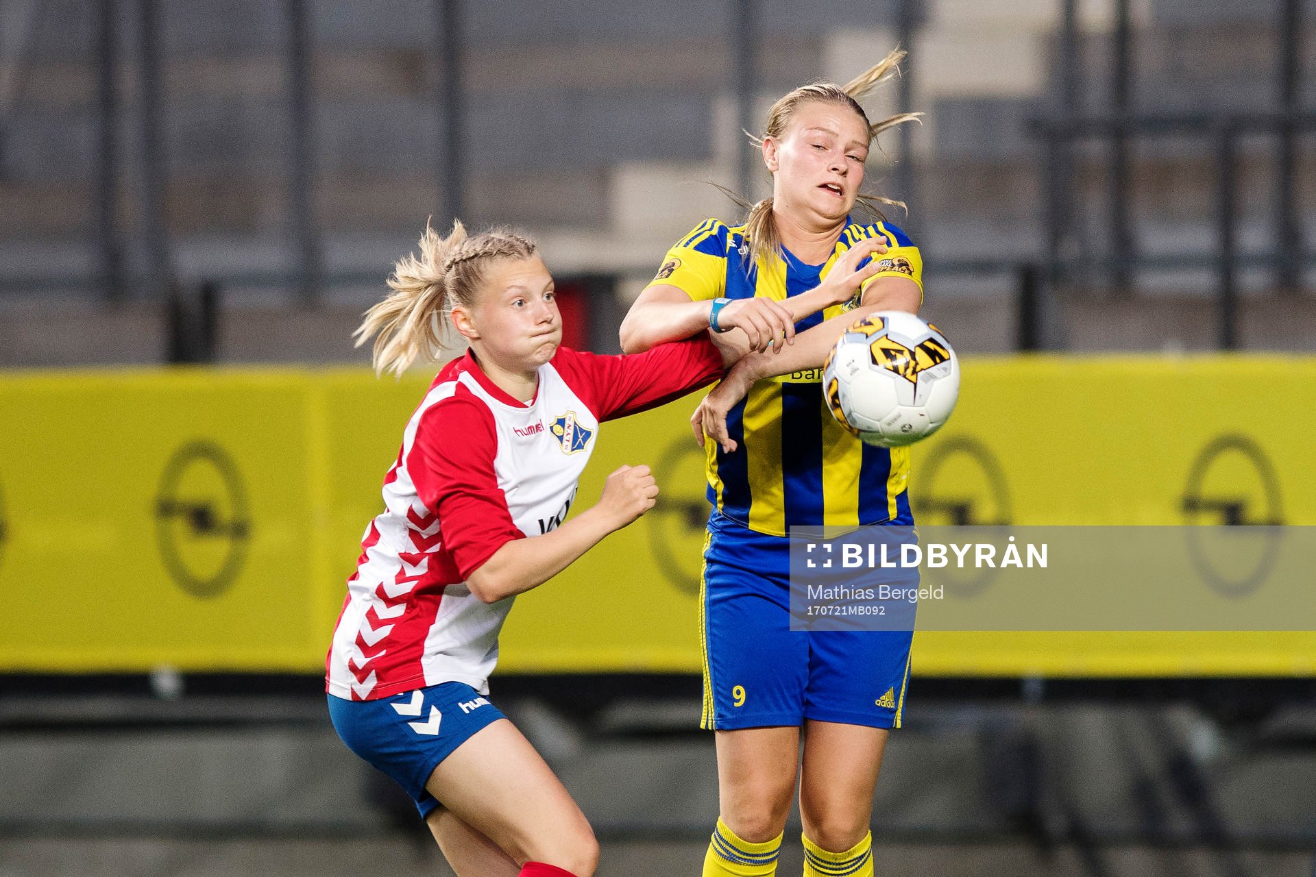 Lyns Runa Lillegård i närkamp med Eskilsminnes Linn Strömberg under finalen i grupp G18 i Gothia Cup mellan Eskilsminne och Lyn den 21 juli 2017 i Göteborg.