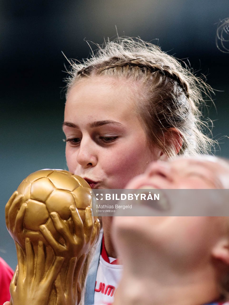 En Lynspelare kysser pokalen