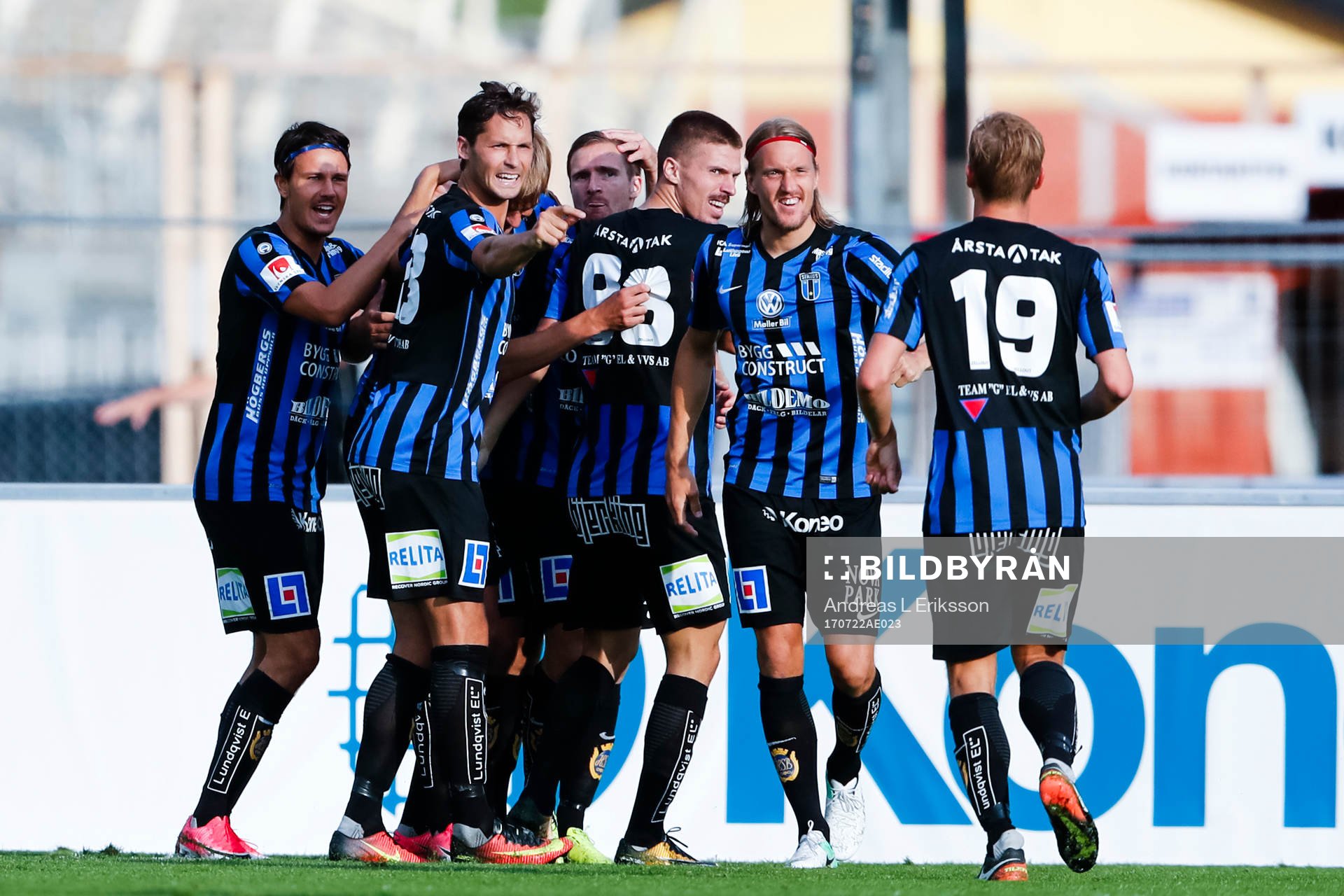 Sirius spelare jublar med Jesper Arvidsson
