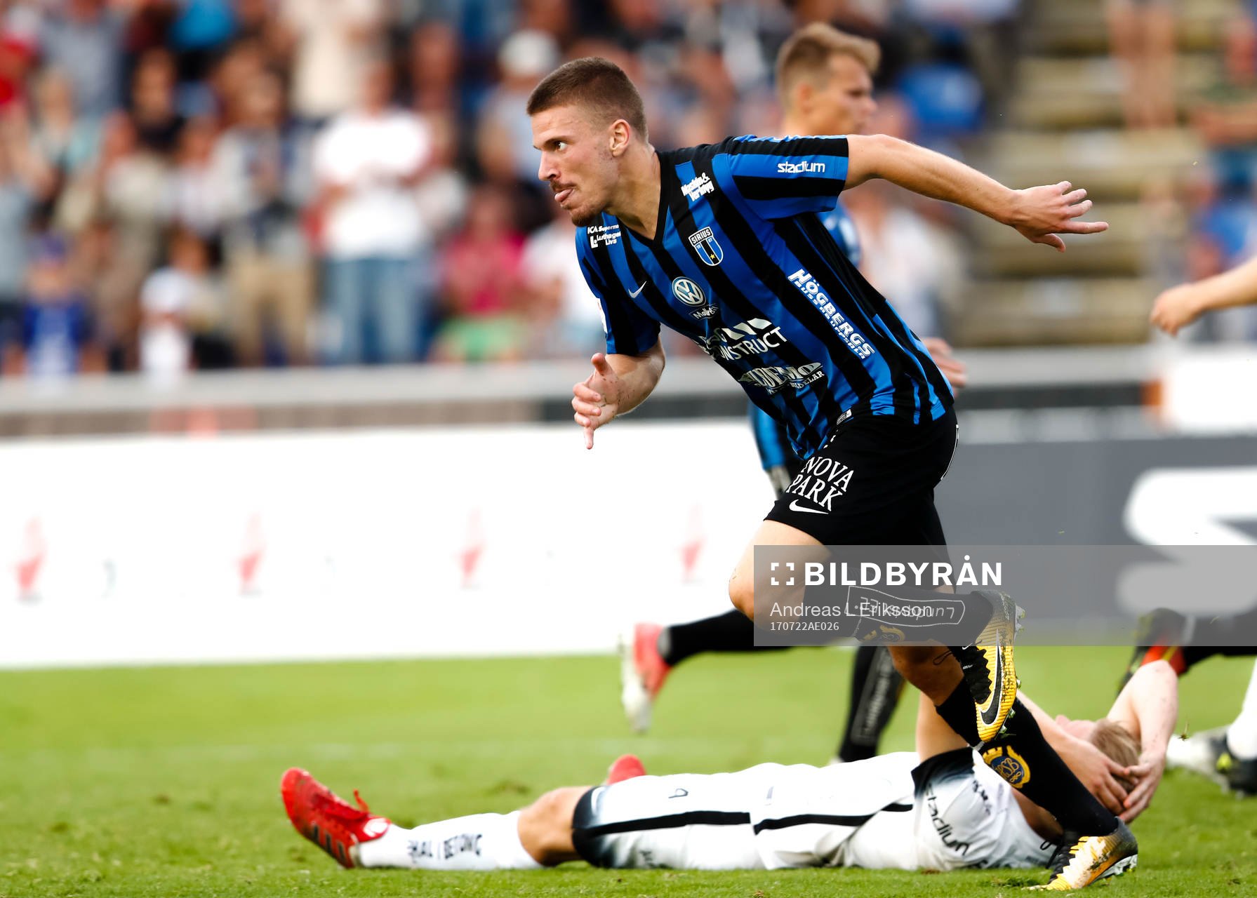 Sirius Shkodran Maholli jublar efter 2-2 under fotbollsmatchen i Allsvenskan mellan Sirius och Häcken den 22 juli 2017 i Stockholm. 