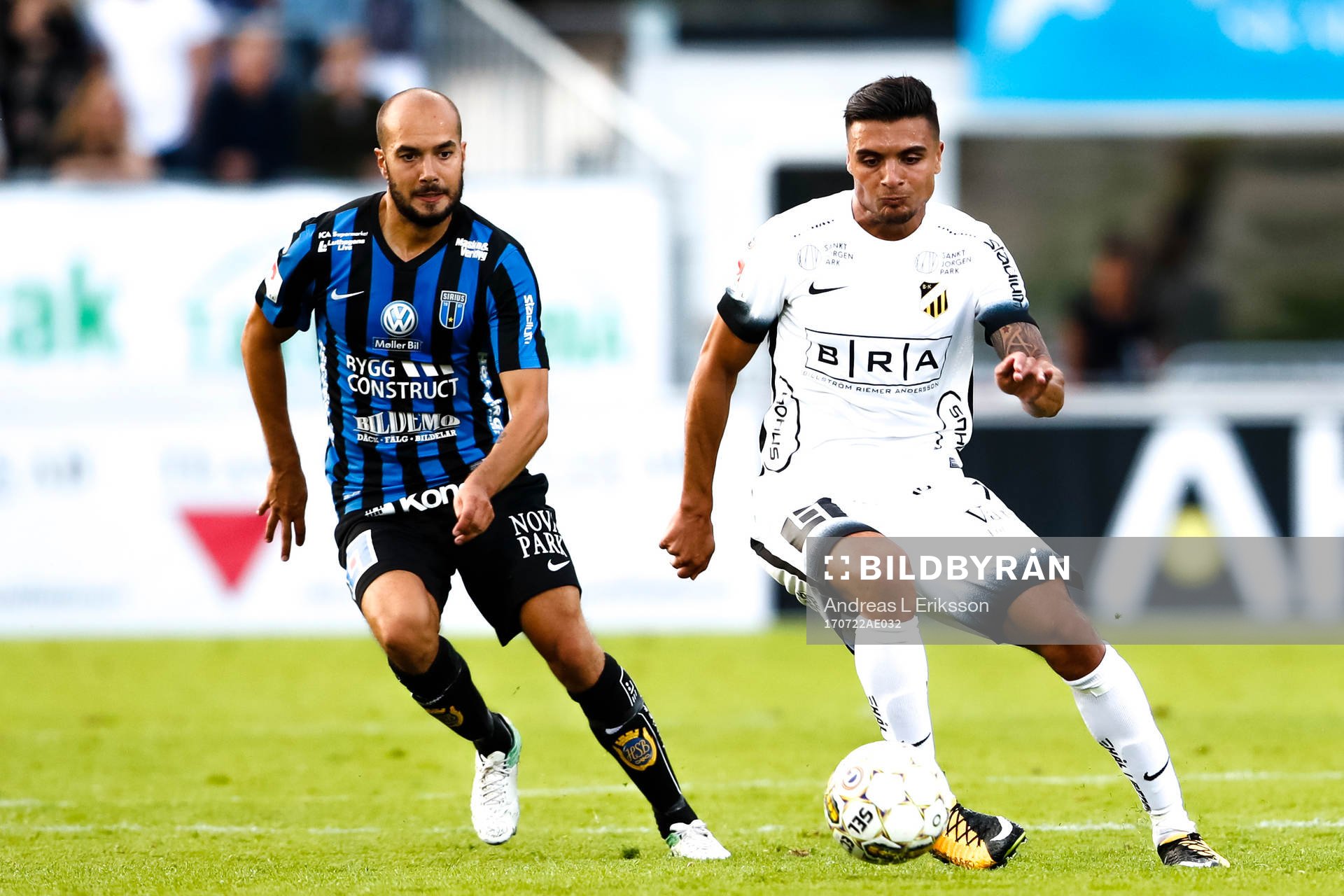 Sirius Karl Larson och Häckens Ahmad Yasin under fotbollsmatchen i Allsvenskan mellan Sirius och Häcken den 22 juli 2017 i Stockholm. 