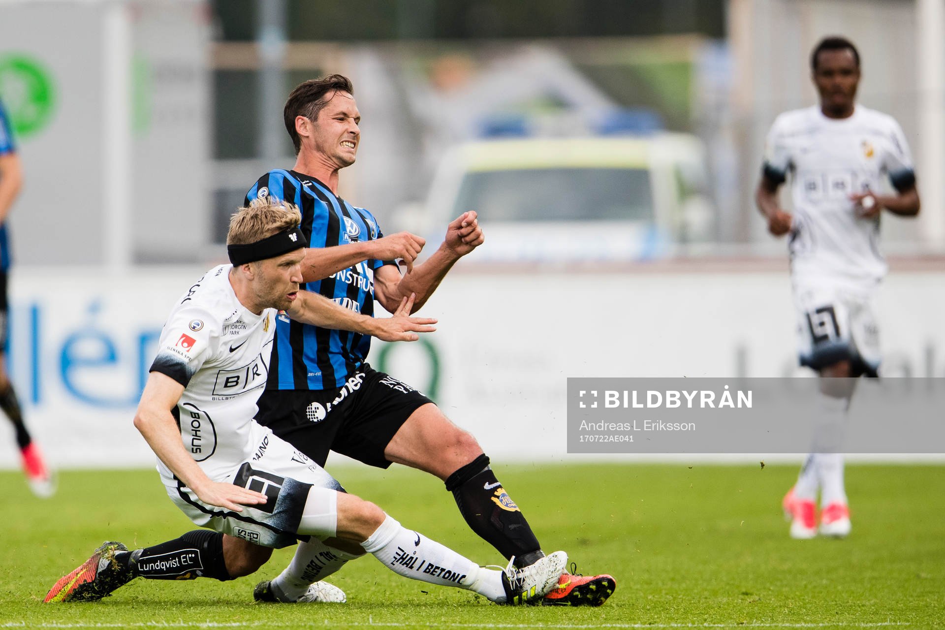 Häckens Rasmus Lindgren i kamp om bollen med Sirius Philip Haglund under fotbollsmatchen i Allsvenskan mellan Sirius och Häcken den 22 juli 2017 i Stockholm.