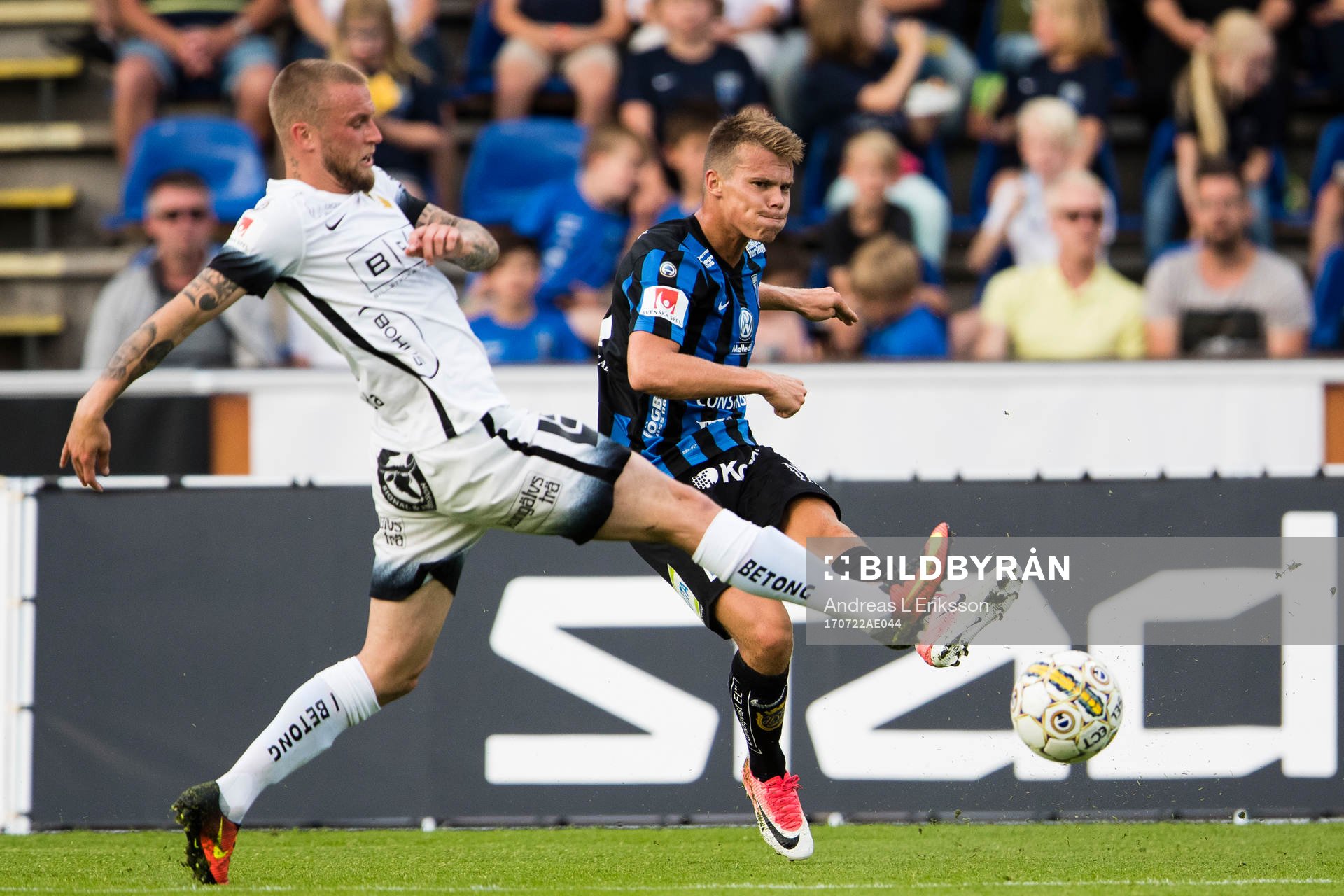 Häckens Alexander Faltsetas i kamp om bollen med Sirius