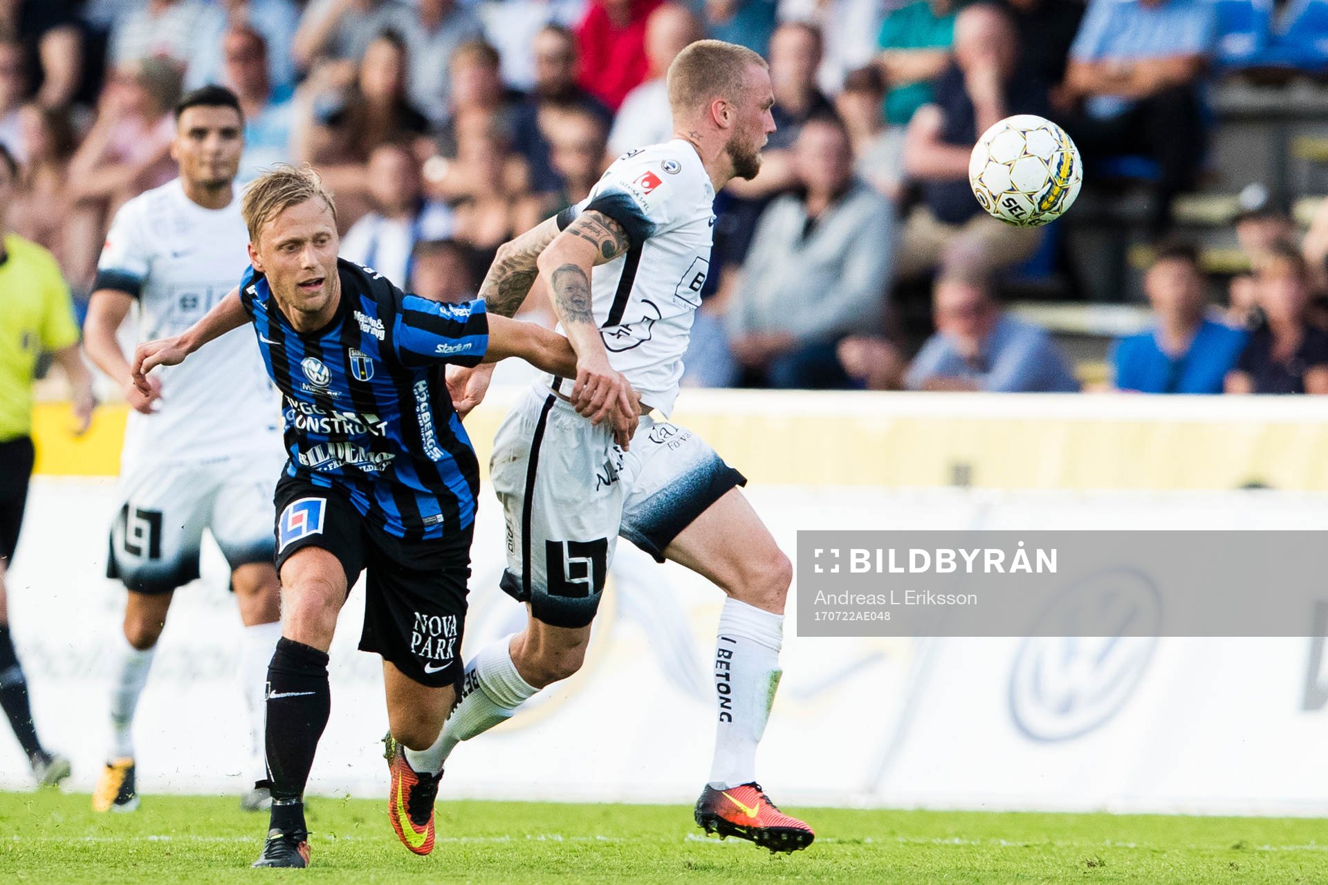 Sirius Christer Gustafsson i kamp om bollen med Häckens