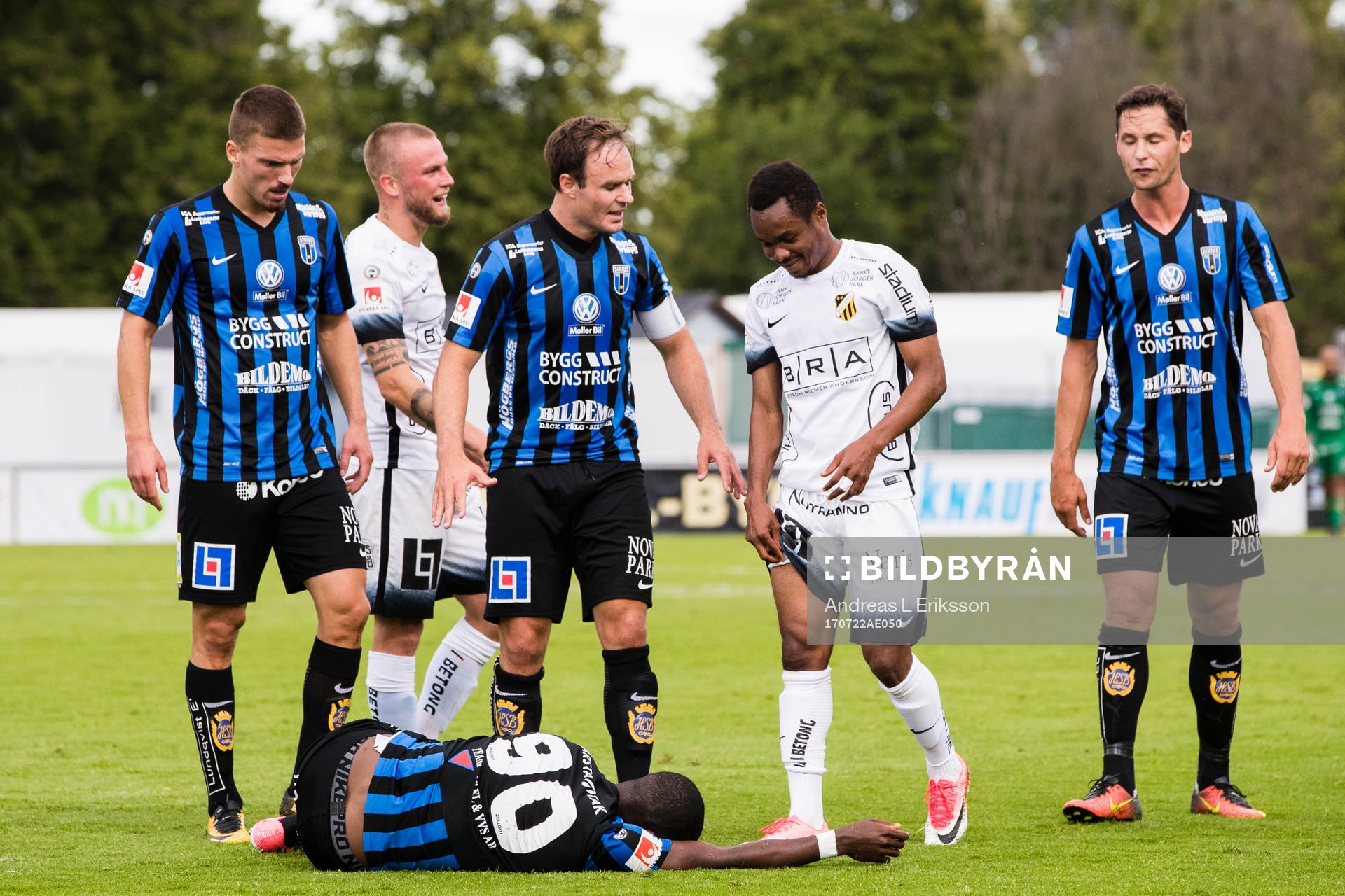 Sirius Shkodran Maholli och Niklas Busch Thor satm Häckens Nasiru Mohammed står runt Sirius Moses Ogbu som ligger skadad efter en närkamp med Mohammed under fotbollsmatchen i Allsvenskan mellan Sirius och Häcken den 22 juli 2017 i Stockholm.