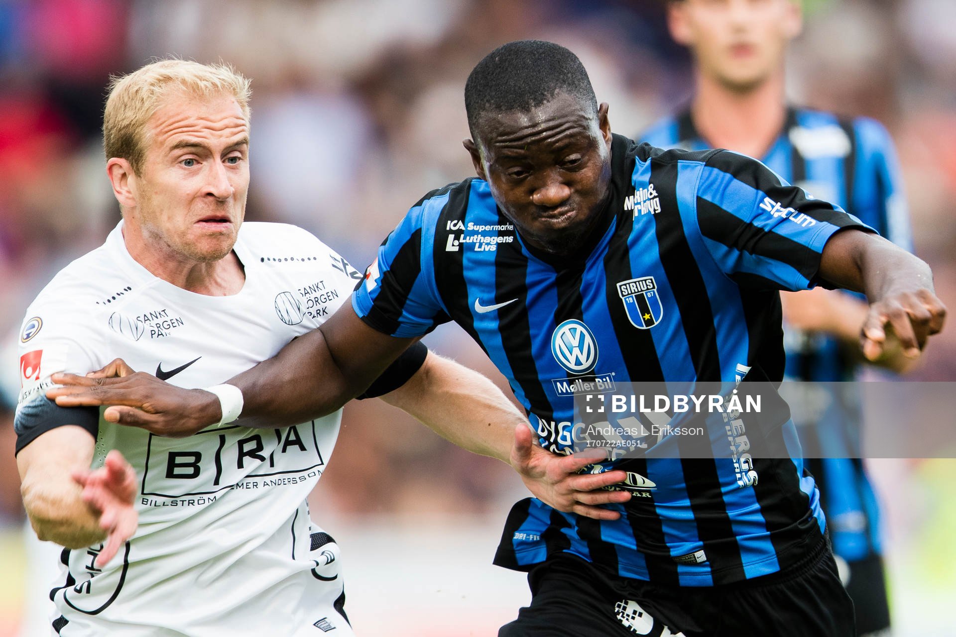 Häckens Kari Arkivuo i en närkamp med Sirius Moses Ogbu under fotbollsmatchen i Allsvenskan mellan Sirius och Häcken den 22 juli 2017 i Stockholm.