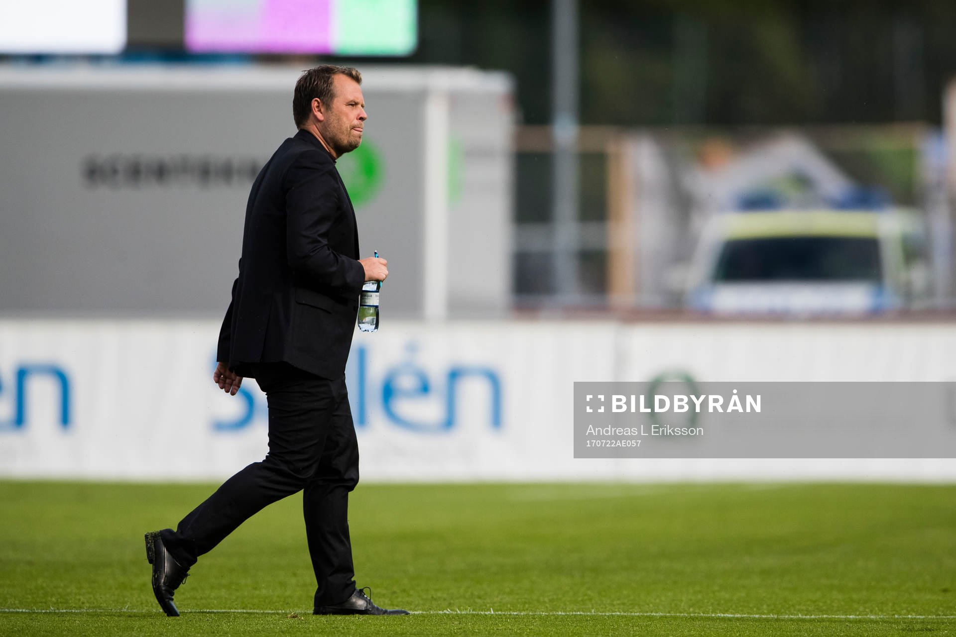 Häckens tränare Mikael Stahre innan fotbollsmatchen i