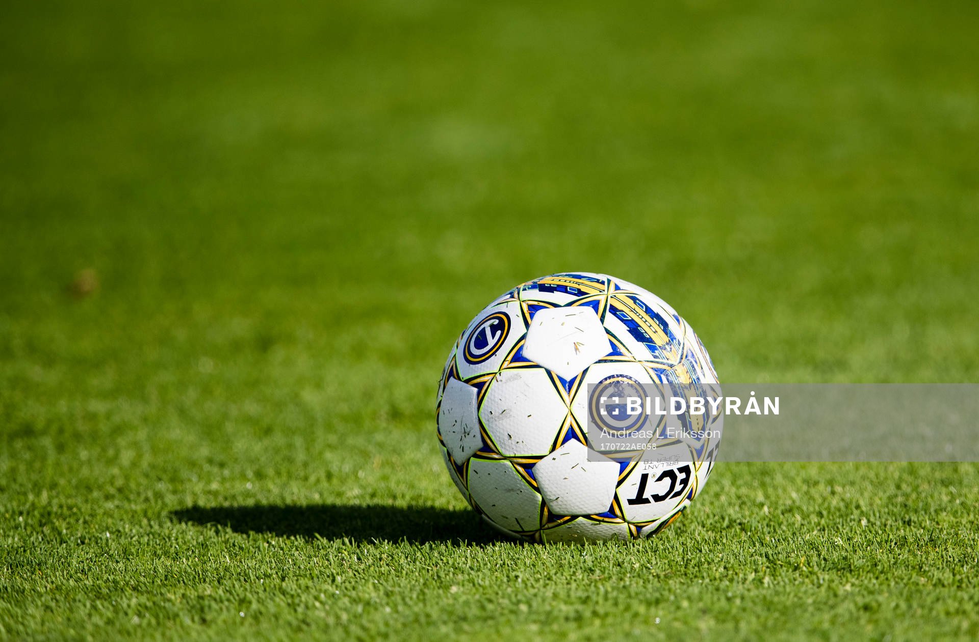 En fotboll innan fotbollsmatchen i Allsvenskan mellan